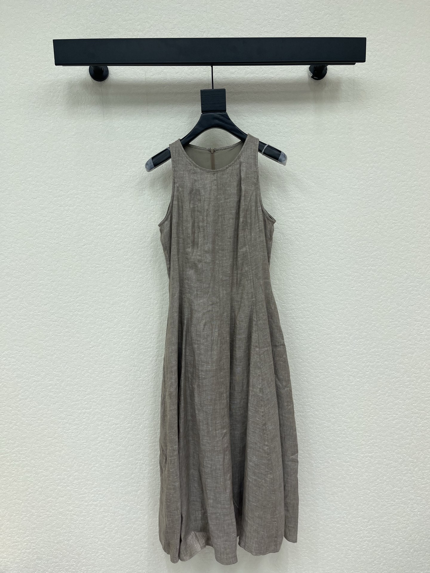 NO:875873,BC*26 New Linen Sleeveless Dress This minimalist linen vest dress is made of linen blended fabric, low-key, shimmery and super textured!  Simple design + sleeveless round neck cut, super breathable and comfortable to wear in summer ~ The skirt length is just right, you can easily wear it with a straw bag or sandals for commuting, vacation, and leisure, get the French lazy style!  It is skin-friendly, not stuffy, gentle and high-end, and can easily create a relaxing atmosphere~SML,,sandals,espadrilles,skirts,19860909BC*26新款亚麻无袖连衣裙这款极简亚麻背心连衣裙,采用亚麻混纺面料,低调细闪超有质感！简约设计+无袖圆领剪裁,夏天穿超透气又舒适～裙摆长度刚好,通勤、度假、休闲都能轻松驾驭搭配草编包或凉鞋,法式慵懒风get！亲肤不闷热,温柔又高级,轻松打造松弛氛围感～SML,,sandals,espadrilles,skirts,,Women's clothing