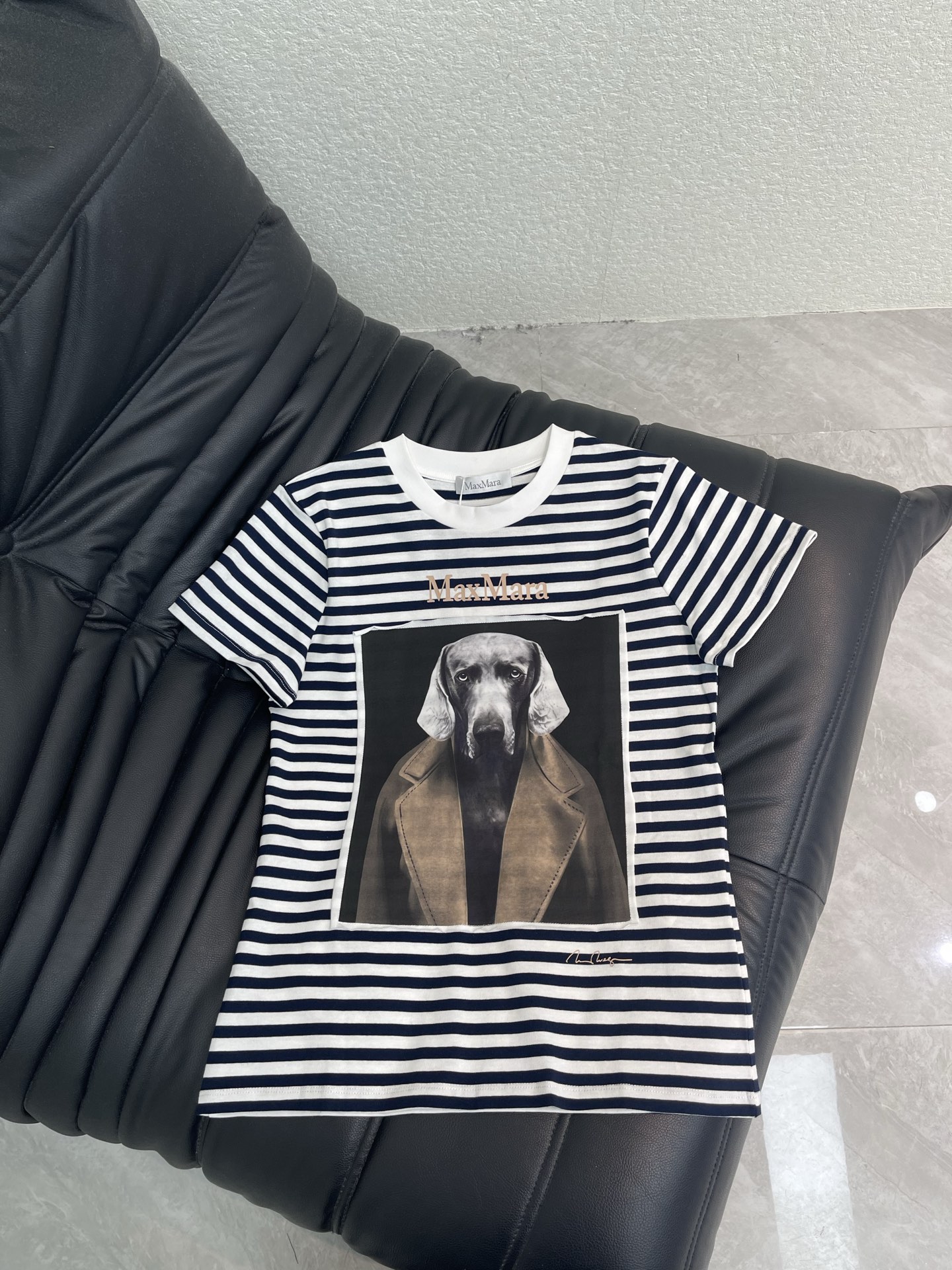 NO:875881,Maxmar*26 new spring and summer Weimaraner dog head print appliqué striped short-sleeved T-shirt. High-end fabrics, soft, delicate and comfortable. The dog head print pattern on the chest has a great visual impact. The dog in the coat is very powerful and designed, exuding a casual and free atmosphere. The versatile version, the touch of the upper body will be comfortable for everyone who wears it!  The classic colors are elegant and high-end, a must-have for daily wear!  SML,,T-shirt,tees,t-shirt,19860909Maxmar*26春夏新款威玛猎犬狗头印花贴布绣条纹短袖T恤.高订面料,柔软细腻舒适.胸前的狗头印花图案,具极视觉冲力击,穿大衣狗的狗,非常张有力和设感计,散发随性洒脱息气.百搭版型,上身的触感谁穿谁知道的舒服！ 经典颜色都是气质又高级,日常穿搭必备！SML,,T-shirt,tees，t-shirt,,Women's clothing