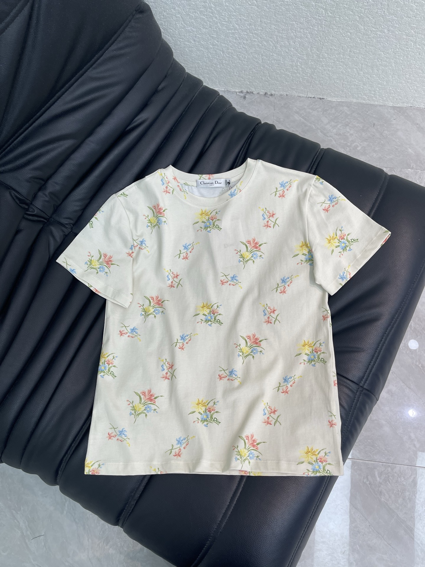 NO:875867,Dio*26 new spring and summer active flower floral short-sleeved T-shirt!  Customized high-weight cotton material, delicate texture, comfortable and breathable, light beige base with colorful flowers, fresh and lively, reactive printing process, exquisite details, super comfortable for daily wear, classic round neck to accommodate a variety of body types, easy to match with jeans or casual pants, fashionable and practical!  SML,,dior,jeans,T-shirt,tees,t-shirt,19860909Dio*26春夏新款活性花朵碎花短袖T恤！定制高克重全棉材质 质感细腻 舒适透气 浅米色底配多彩花卉 清新又活泼 活性印花工艺 细节精致 日常穿着超舒适 经典圆领包容多种身材 轻松搭配牛仔裤或休闲裤 时尚又实用！SML,,dior,jeans,T-shirt,tees，t-shirt,,Women's clothing