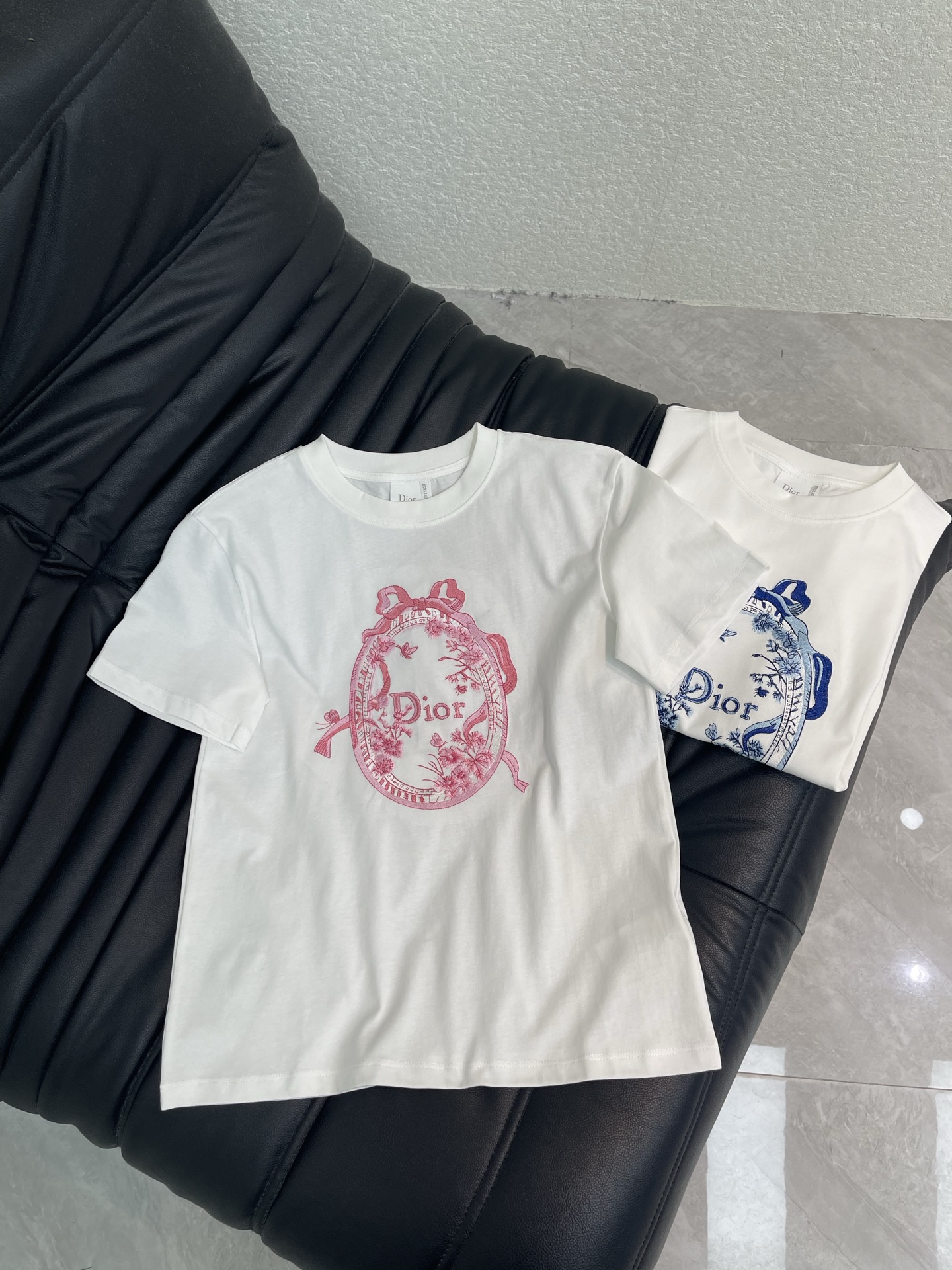 NO:875862,Dio*26 new spring and summer French embroidered bow floral short-sleeved T-shirt!  Customized high-weight cotton material, delicate texture, comfortable and breathable, French three-dimensional embroidery technology, oval floral bow element on the front, super girly, super comfortable for daily wear, classic round neck, adaptable to a variety of body types, easy to match with jeans or casual pants, fashionable and practical!  Two-color SML,,dior,jeans,T-shirt,tees,t-shirt,19860909Dio*26春夏新款法式刺绣蝴蝶结花卉短袖T恤！定制高克重全棉材质 质感细腻 舒适透气 法式立体刺绣工艺 正面椭圆形花卉蝴蝶结元素超有少女感 日常穿着超舒适 经典圆领包容多种身材,轻松搭配牛仔裤或休闲裤,时尚又实用！两色SML,,dior,jeans,T-shirt,tees，t-shirt,,Women's clothing