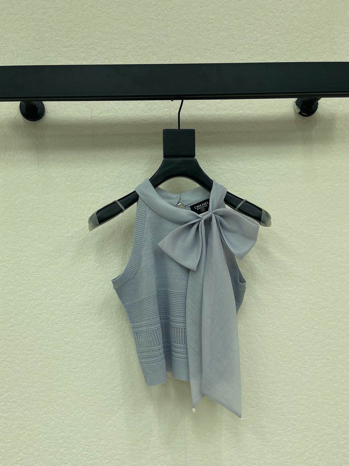 NO:875885,CHANE*26 spring and summer series bow knitted top, light blue and gray tones, light and breathable knitted material, super comfortable to wear in summer!  The large bow design is elegant and girly, and the hollow stripe details make it easy to get a fresh and layered look!  Suitable for daily outings and dates, SML,,chanel,19860909CHANE*26春夏系列蝴蝶结针织上衣,浅蓝灰色调,轻盈透气针织材质,夏天穿超舒服！大蝴蝶结设计,优雅又少女,镂空条纹细节让层次感满满清新气质轻松get！日常出街、约会都很适合SML,,chanel,,Women's clothing