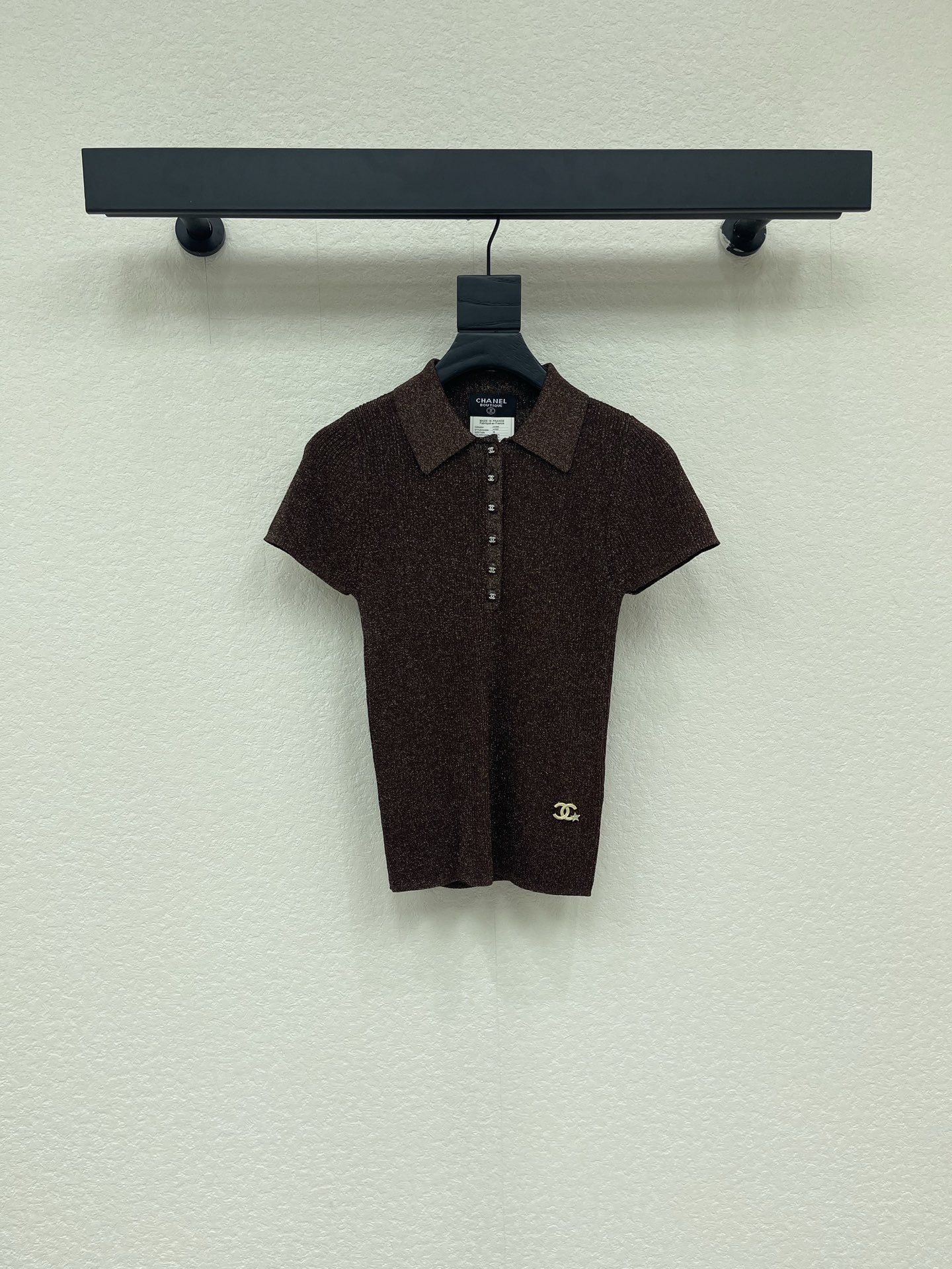 NO:875890,Chane*26 new brown knitted short-sleeved Polo shirt, made of high-quality knitted fabric, soft and elastic, super comfortable to wear!  Classic Polo collar + six-button design, full of details, the double C logo in the lower left corner is very recognizable. The dark brown tone is low-key and elegant, and can be easily used for commuting and light business. It goes well with trousers or skirts, simple and high-end, and can easily create exquisite style SML, chanel, skirts, T-shirt,19860909Chane*26新款棕色针织短袖Polo衫,采用高品质针织面料,柔软有弹性,穿着超舒适！经典Polo领+六粒扣设计,细节满分,左下角双C标志超有辨识度.深棕色调低调优雅,通勤、轻商务都能轻松驾驭,搭配西裤或半裙都很出彩,简约又高级,轻松打造精致穿搭风格SML,,chanel,skirts,T-shirt,,Women's clothing