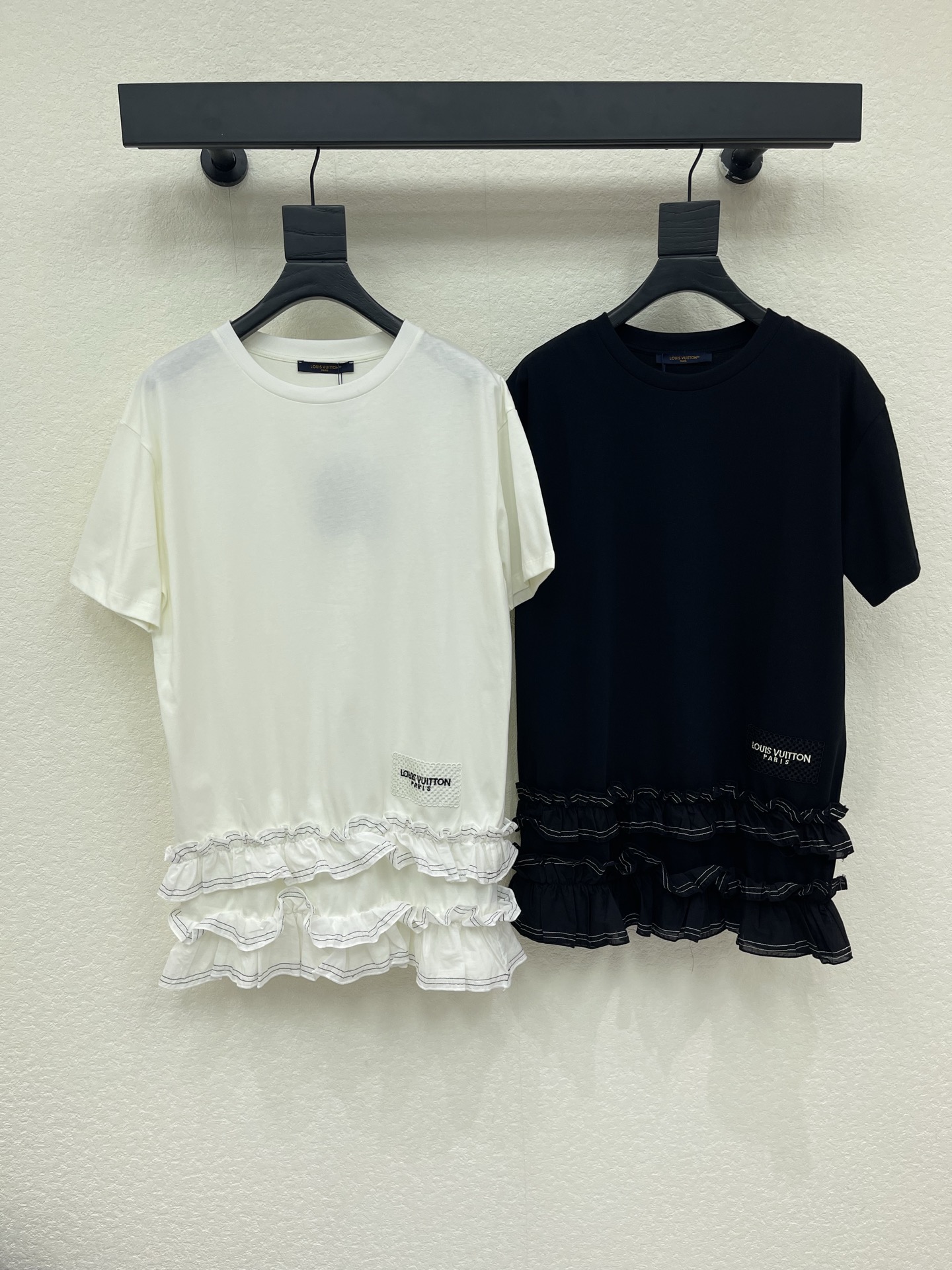 NO:875898,Louis Vuitto*26 new spring and summer ruffled logo letter T skirt short-sleeved dress Pure cotton fabric High-density fashionable sports style Every daily wear Playful and age-reducing design elements full of vitality High quality Size SML, Louis Vuitton, skirts, T-shirt,19860909Louis Vuitto*26春夏新款荷叶边徽标字母T裙短袖连衣裙 纯棉面料 高密度时髦运动风 每个日常的穿搭 俏皮减龄充满元气的设计元素 高品质 尺码SML,,louis vuitton,skirts,T-shirt,,Women's clothing
