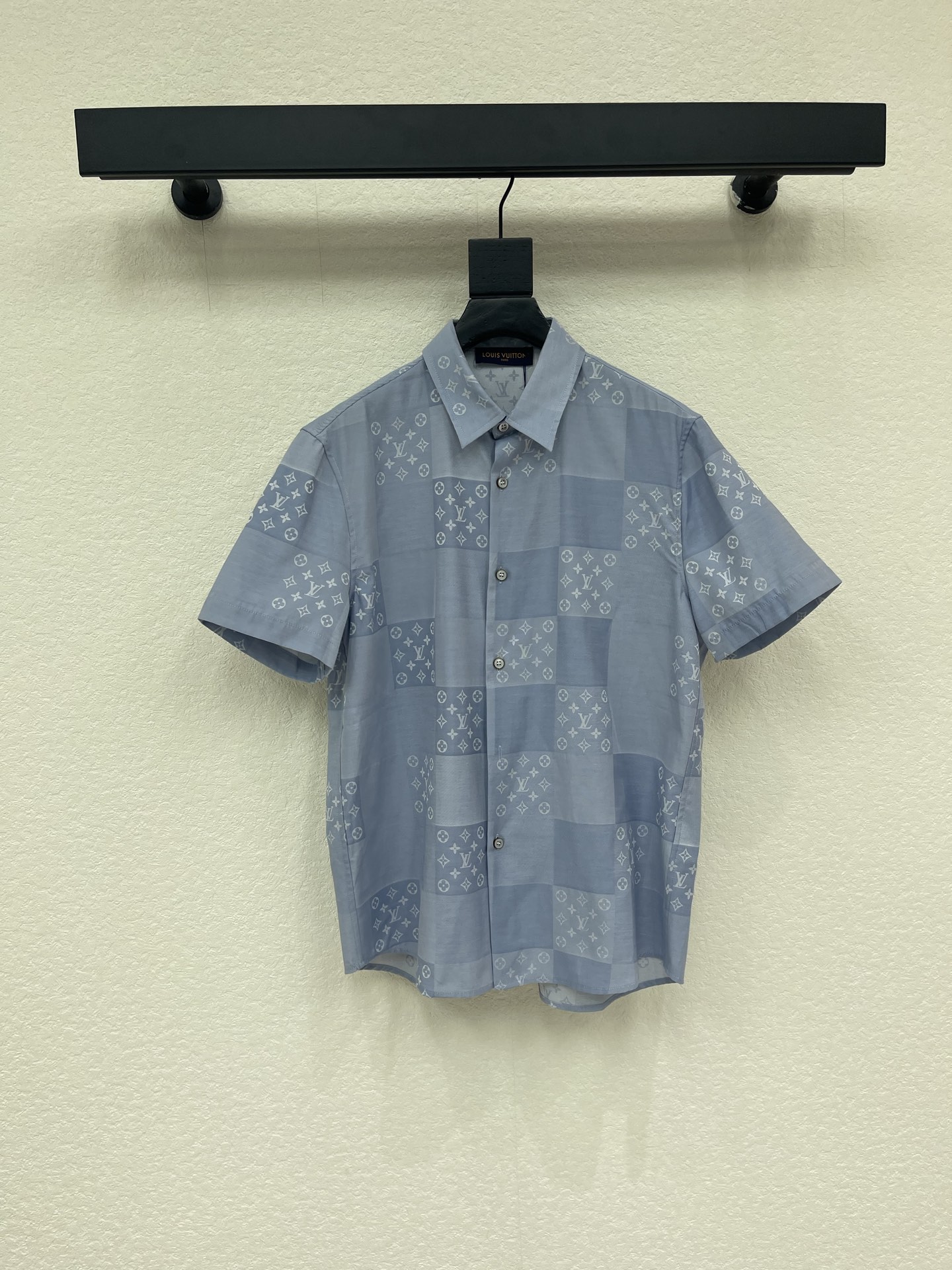 NO:875866,Louis Vuitto*26 new spring and summer plaid Monogram jacquard short-sleeved shirt. Made of high-count blended jacquard fabric, the texture is light and smooth, dry and skin-friendly. The neckline adopts a classic lapel design, the collar is three-dimensional and neat, with the same color Monogram button placket, the button texture is delicate and exquisite, the body is plaid presbyopic letter jacquard craftsmanship, slightly loose fit tailoring, the upper body is handsome and stylish, the same style for men and women!  S-XL,,louis vuitton,shirts,T-shirt,19860909Louis Vuitto*26春夏新款格纹Monogram提花短袖衬衫.采用高支混纺提花面料,质地轻薄顺滑,触感干爽亲肤.领口采用经典翻领设计,领型立体利落,搭配同色系Monogram纽扣门襟,纽扣质感细腻精致,衣身格纹老花字母提花工艺,微宽松版型剪裁,上身帅气有型,男女同款！S-XL,,louis vuitton,shirts,T-shirt,,Women's clothing