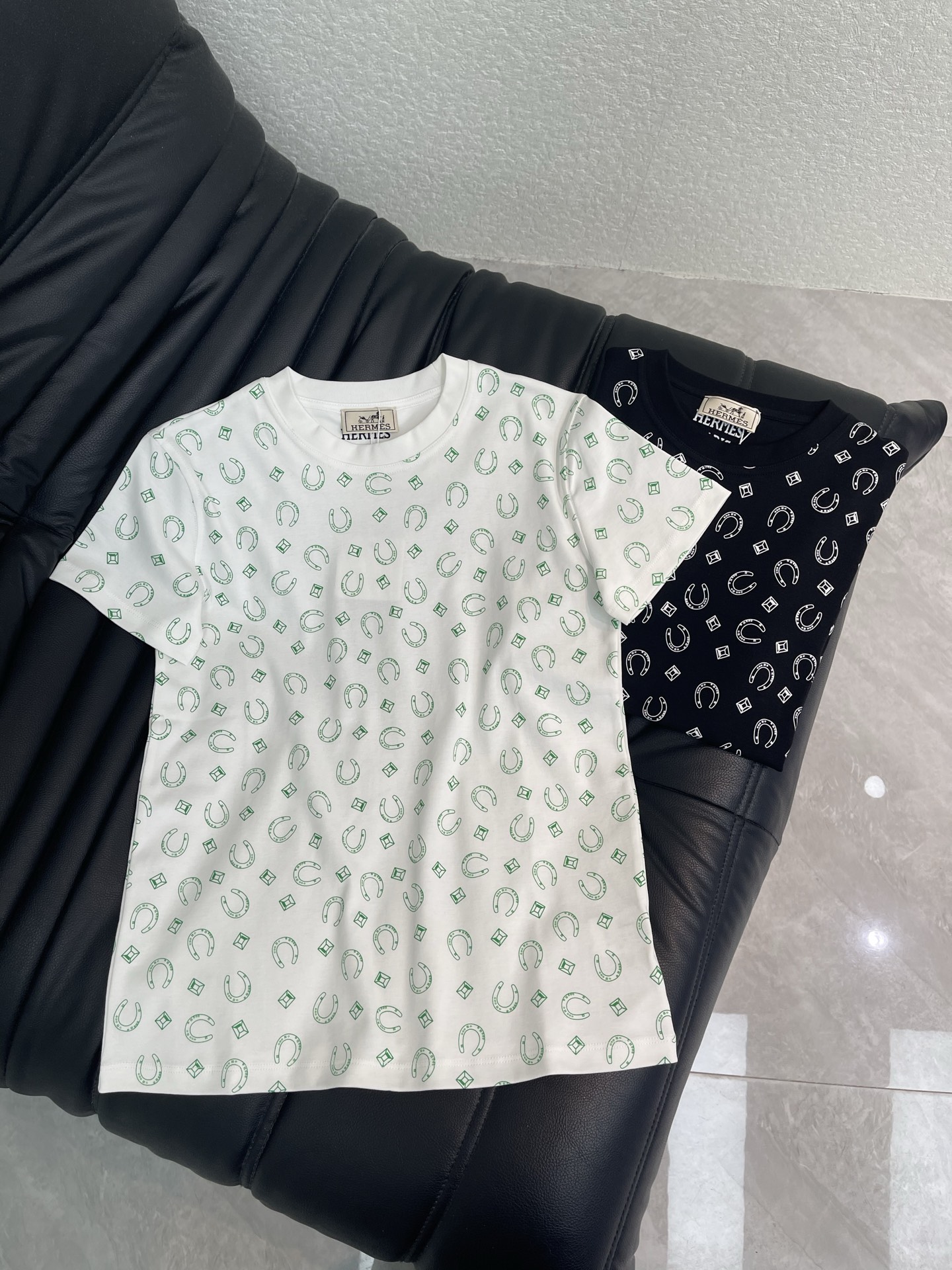 NO:875872,Hermes*26 new spring and summer printed short-sleeved T-shirt!  This T-shirt is made of soft cotton fabric, comfortable and breathable, a must-have for spring and summer!  White and black with printed patterns, fresh and elegant, can be easily used for daily outings, dates, and parties. The round neck design is simple and elegant, and the loose cut is super relaxed. When paired with high-waisted pants or skirts, you can easily get a sweet or casual style. It is fashionable and versatile. It is a must-have item in your summer wardrobe!  SML,,hermes,skirts,T-shirt,tees,t-shirt,19860909Hermes*26春夏新款印花短袖T恤！这款T恤采用柔软棉质面料 穿着舒适透气,春夏必备！白色黑色配印花图案,清新又优雅,日常出街、约会、聚会都能轻松驾驭.圆领设计简约大方,宽松剪裁超显松弛感,搭配高腰裤或裙子,轻松get甜辣风or休闲风,时髦又百搭,是夏季衣橱必备单品！SML,,hermes,skirts,T-shirt,tees，t-shirt,,Women's clothing