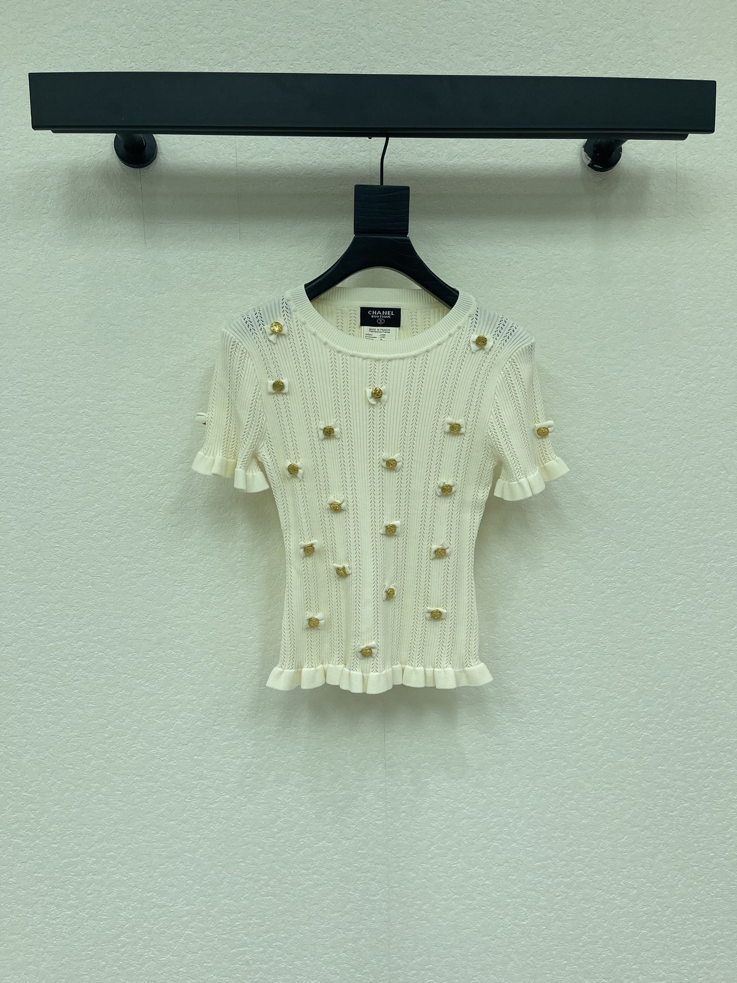 NO:877084,CHANE*26 new knitted short-sleeves, hollow design + three-dimensional bow, custom hardware button decoration, embellished with French elegance!  The ruffles on the cuffs and hem are super sweet, the round neck is simple and versatile, and the knitted fabric is breathable and comfortable. It is very suitable for spring and summer. You can easily switch styles with high-waisted skirts or casual pants ~ high-end fashion items, SML, chanel, skirts, T-shirts,19860909CHANE*26新款针织短袖,镂空设计+立体蝴蝶结,定制五金纽扣装饰点缀法式优雅感拉满！袖口和下摆荷叶边超甜美,圆领简约百搭针织面料透气舒适,春夏穿超合适,搭高腰裙or休闲裤都能轻松切换风格～高端时尚单品,SML,,chanel,skirts,T-shirt,,Women's clothing