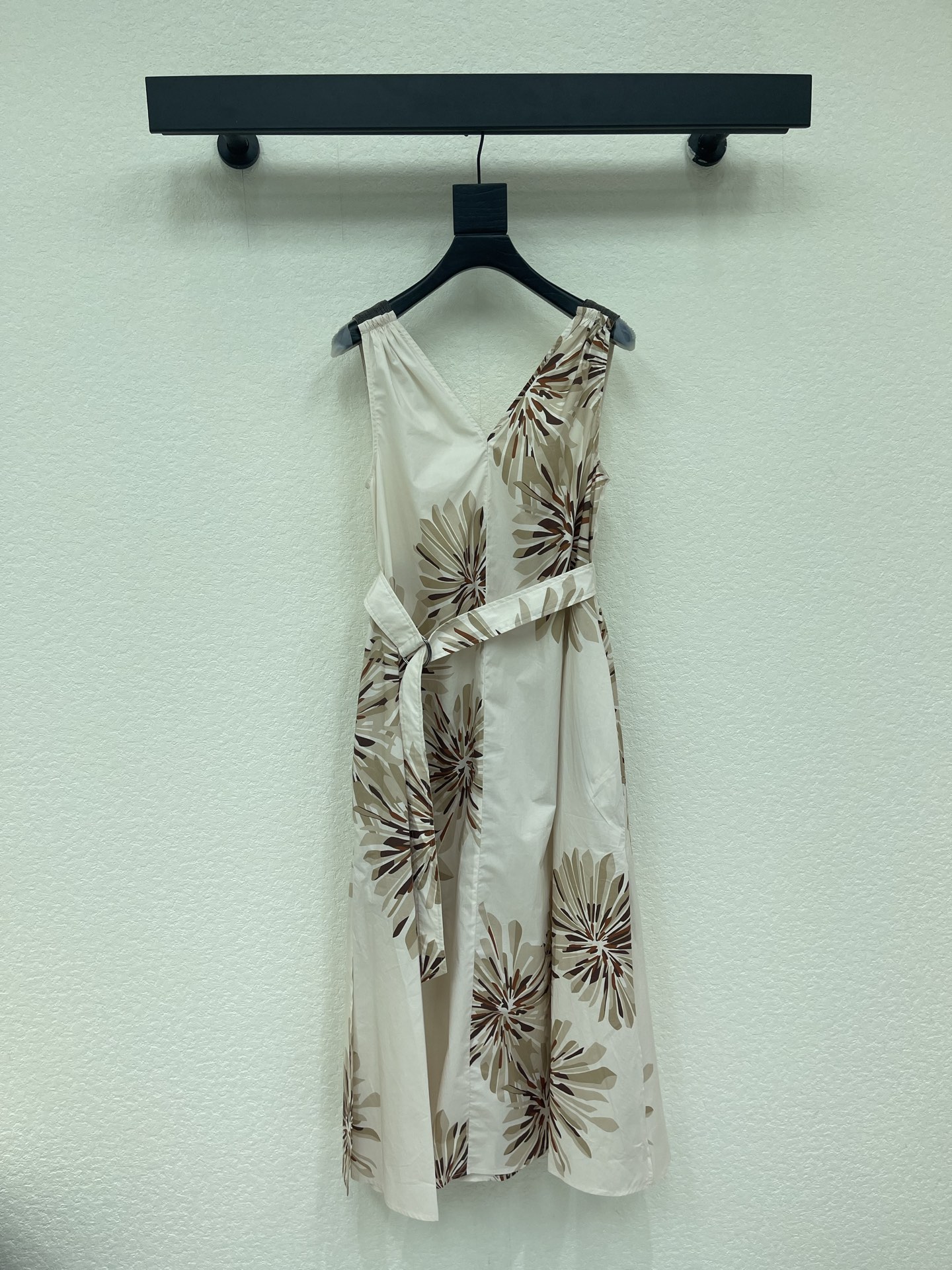 NO:875892,Brunell*26 new BC fireworks print waist dress spring and summer series firework print short-sleeved dress, soft and breathable, super comfortable to wear in summer!  Off-white bottom with brown-toned fireworks print, retro and elegant. V-neck + waist tie design, modify the body shape, A-line skirt is flexible and slimming, pear-shaped figure is friendly. It can be worn for commuting and vacation, paired with a straw hat or sandals, full of French atmosphere!  A must-have for light luxury. SML, brunello cucinelli, espadrilles, skirts, T-shirts, hats,19860909Brunell*26新款BC烟花印花收腰连衣裙春夏系列烟花印花短袖连衣裙,柔软透气,夏天穿超舒服！米白底配棕调烟花印花,复古又优雅.V领+收腰系带设计,修饰身形,A字裙摆灵动显瘦,梨形身材友好.通勤、度假都能穿,搭配草编帽或凉拖,法式氛围感拉满！轻奢气质必入.SML,,brunello cucinelli,espadrilles,skirts,T-shirt,hats,,Women's clothing