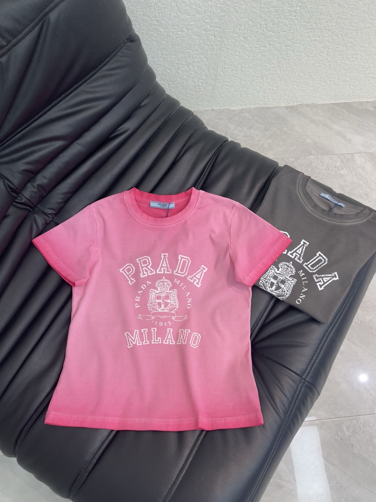 NO:878143,Prad*26 new spring and summer retro washed letter print slim round neck short-sleeved T-shirt. With its unique retro washed style and eye-catching letter print, this T-shirt is not only fashionable and versatile, but also a must-have item for spring and summer outings. The slim fit design easily outlines the perfect figure, whether worn alone or as a base, you can easily become the focus. SML,, prada, T-shirt, tees, t-shirt,19860909Prad*26春夏新款复古水洗字母印花修身圆领短袖T恤.这款T恤以其独特的复古水洗风格和醒目的字母印花,不仅时髦百搭,更是春夏季出街的必备单品.修身的版型设计,轻松勾勒出完美身形,无论是单穿还是作为打底,都能让你轻松成为焦点.SML,,prada,T-shirt,tees，t-shirt,,Women's clothing