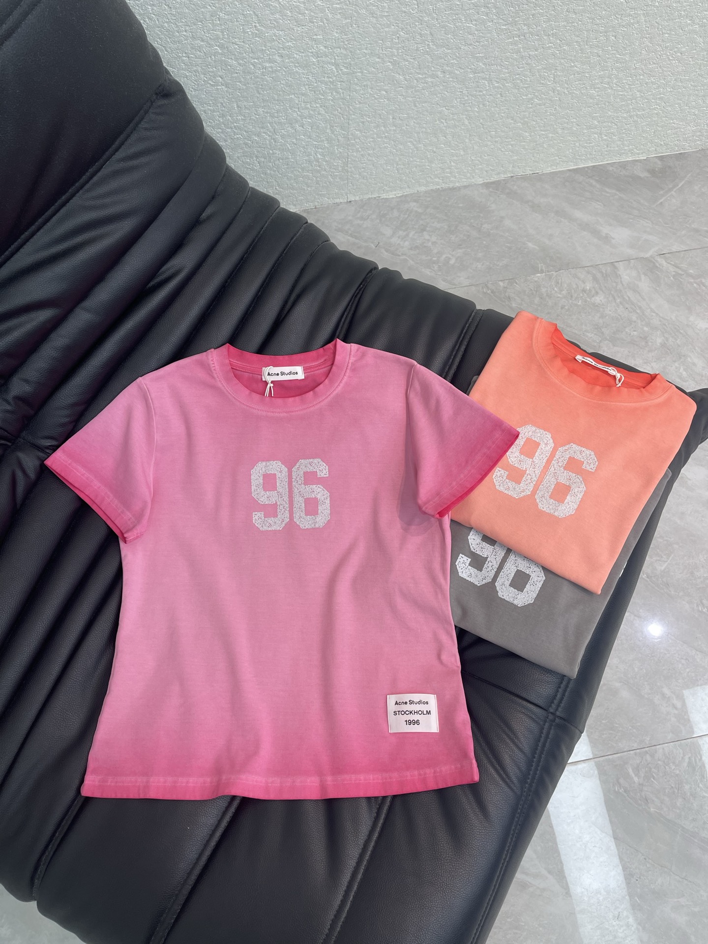 NO:878126,Acne*26 new spring and summer retro washed label letter No. 96 printed slim round neck short-sleeved T-shirt. With its unique retro washed style and eye-catching letter print, this T-shirt is not only fashionable and versatile, but also a must-have item for spring and summer. The slim fit design easily outlines the perfect figure, whether worn alone or as a base, it can make you easily become the focus. SML,,acne studios,T-shirt,tees,t-shirt,19860909Acne*26春夏新款复古水洗贴标字母96号印花修身圆领短袖T恤.这款T恤以其独特的复古水洗风格和醒目的字母印花,不仅时髦百搭,更是春夏季出街的必备单品.修身的版型设计,轻松勾勒出完美身形,无论是单穿还是作为打底,都能让你轻松成为焦点.SML,,acne studios,T-shirt,tees，t-shirt,,Women's clothing
