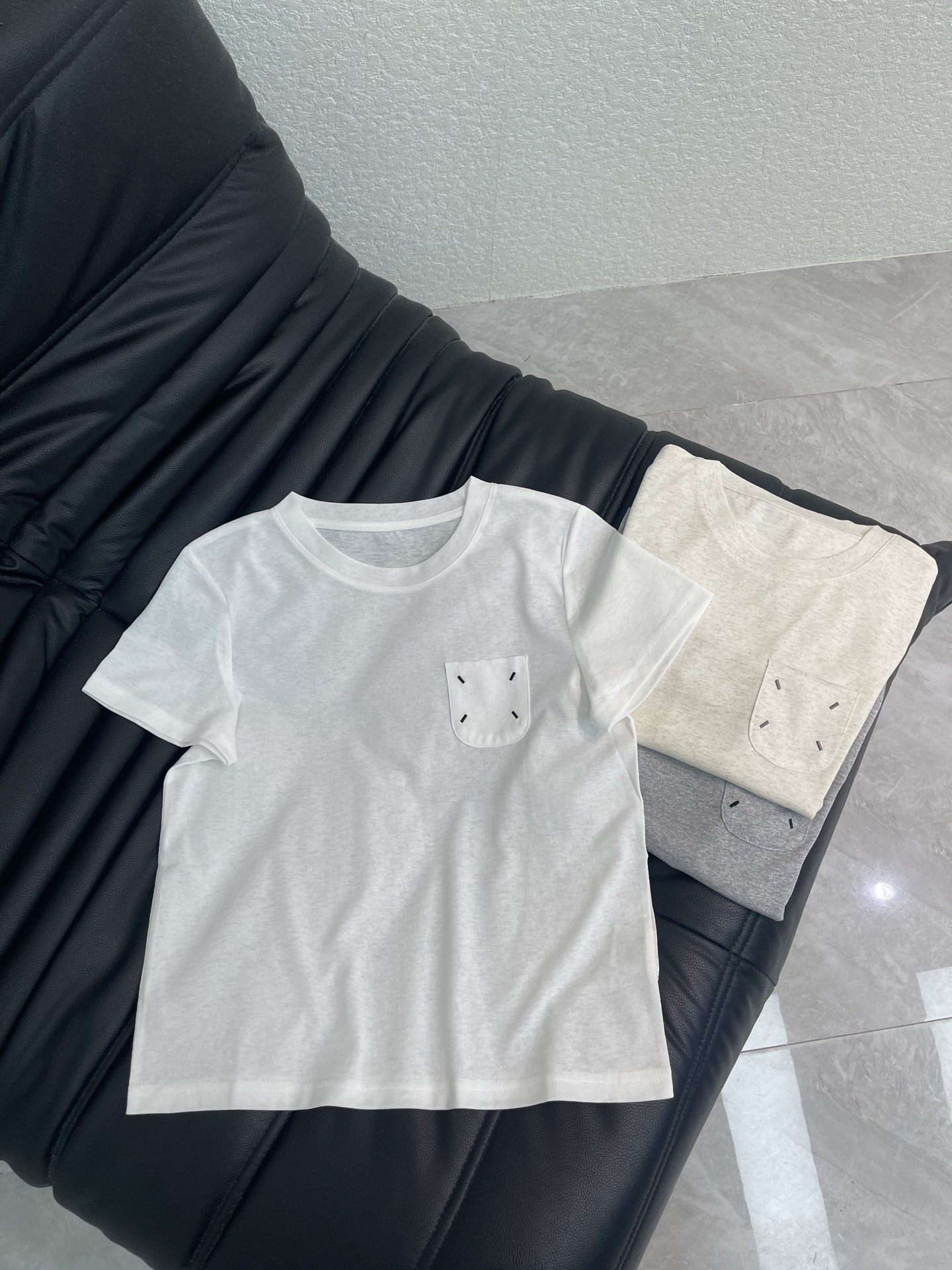 NO:877071,MM6*26 new simple pocket embroidered short-sleeved T-shirt, a cloud-like and comfortable series!  Whoever wears it knows how comfortable it feels on the upper body!  Three-dimensional embossed design and super stretchy fabric!  The classic colors are both everyday and high-end, a must-have for daily wear!  SML,,masion margiela,T-shirt,tees,t-shirt,19860909MM6*26新品简约口袋刺绣短袖T恤 云感舒适的系列！ 上身的触感谁穿谁知道的舒服！ 立体压花设计 面料弹力超级好！ 经典颜色都是日常又高级, 日常穿搭必备！ SML,,masion margiela,T-shirt,tees，t-shirt,,Women's clothing