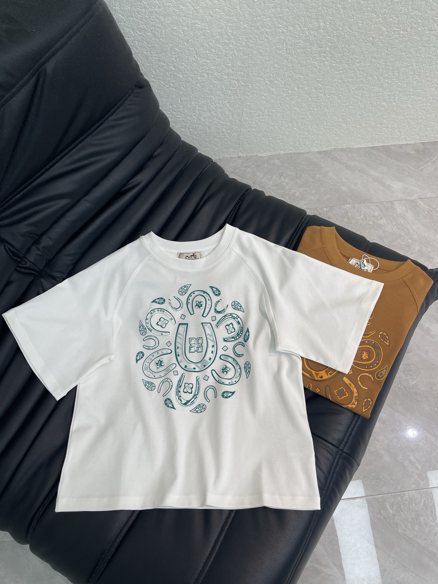 NO:877065,Hermes*26 new spring and summer contrasting printed short-sleeved T-shirt!  This T-shirt is made of soft cotton and has a short design, which is super refreshing to wear in summer!  The fabric is breathable and comfortable, and can be easily used for daily outings, dates, and parties. The loose fit, paired with high-waisted pants or skirts, can easily create a sweet or casual style. It is fashionable and versatile, and is a must-have item in your summer wardrobe!  SML,,hermes,skirts,T-shirt,tees,t-shirt,19860909Hermes*26春夏新款撞色印花短袖T恤！这款T恤采用柔软棉质 短款设计,夏天穿超清爽！面料透气舒适,日常出街、约会、聚会都能轻松驾驭.宽松版型,搭配高腰裤或裙子,轻松get甜辣风or休闲风,时髦又百搭,是夏季衣橱必备单品！SML,,hermes,skirts,T-shirt,tees，t-shirt,,Women's clothing
