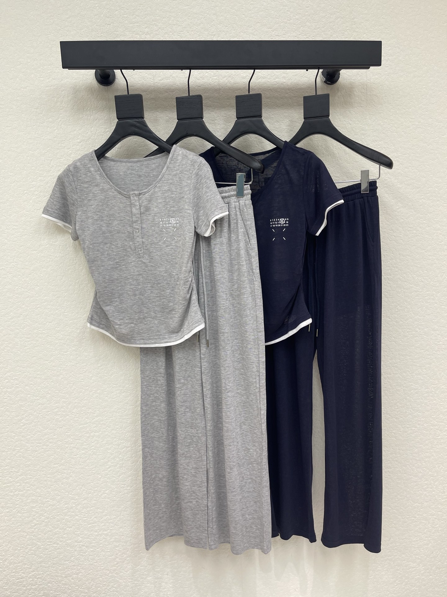 NO:877085,MM6*26 new fake two-piece short-sleeved and trousers elegant suit!  High-end customized fake two-piece slim fit T-shirt top, paired with elastic waist trousers. Minimalist style, French elegant and lazy style, casual and fashionable!  The three-dimensional tailoring version can be sweet or salty to reduce the age of the girl. It can be worn in a variety of ways to make the upper body slimmer and taller!  Highly recommended for self-retention!  Imported high-density fabric has a great texture!  The quality of workmanship depends on the details SML, masion margiela, T-shirt, tees, t-shirt,19860909MM6*26新品假两件短袖搭配长裤气质套装！ 高端定制假两件修身T恤上衣,搭配松紧腰长裤 极简主义风法式优雅的慵懒风, 休闲又时髦！ 立体剪裁版版型可甜可盐减龄少女风. 多种穿法百搭上身显瘦又高挑！ 强烈推荐自留款！ 进口高密度面料质感超赞！ 做工品质看细节 SML,,masion margiela,T-shirt,tees，t-shirt,,Women's clothing