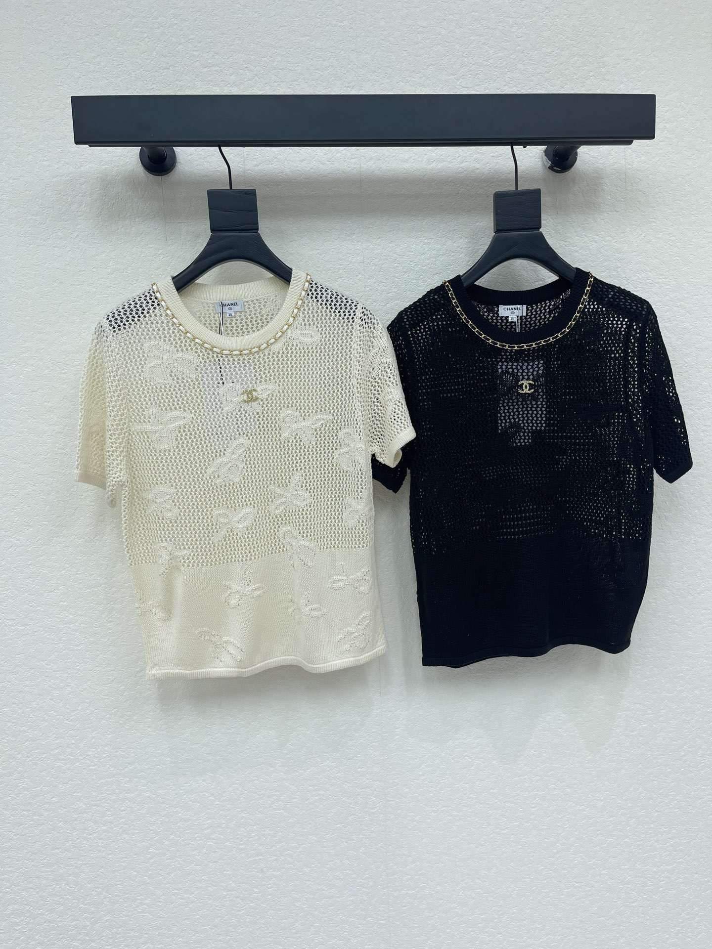 NO:877123,Chane*26 new spring and summer hollow knitted short sleeves, exquisite hollow patterns, elegant and breathable!  The round neck is equipped with a chain, and the double C logo on the chest is very recognizable. The fabric is soft and comfortable, and it is very suitable for spring and summer. It is versatile whether it is worn with skirts or trousers, and it is easy to switch between multiple styles ~ it can be easily used for daily commuting and leisure, practical and fashionable!  SML,,chanel,skirts,T-shirt,19860909Chane*26春夏新款镂空针织短袖,精致镂空花纹,优雅又透气！圆领配链条,胸前双C标志超有辨识度.面料柔软舒适,春夏穿超合适,无论搭裙装还是裤装都很百搭,轻松切换多种风格～日常通勤、休闲都能轻松驾驭,实用又时髦！SML,,chanel,skirts,T-shirt,,Women's clothing