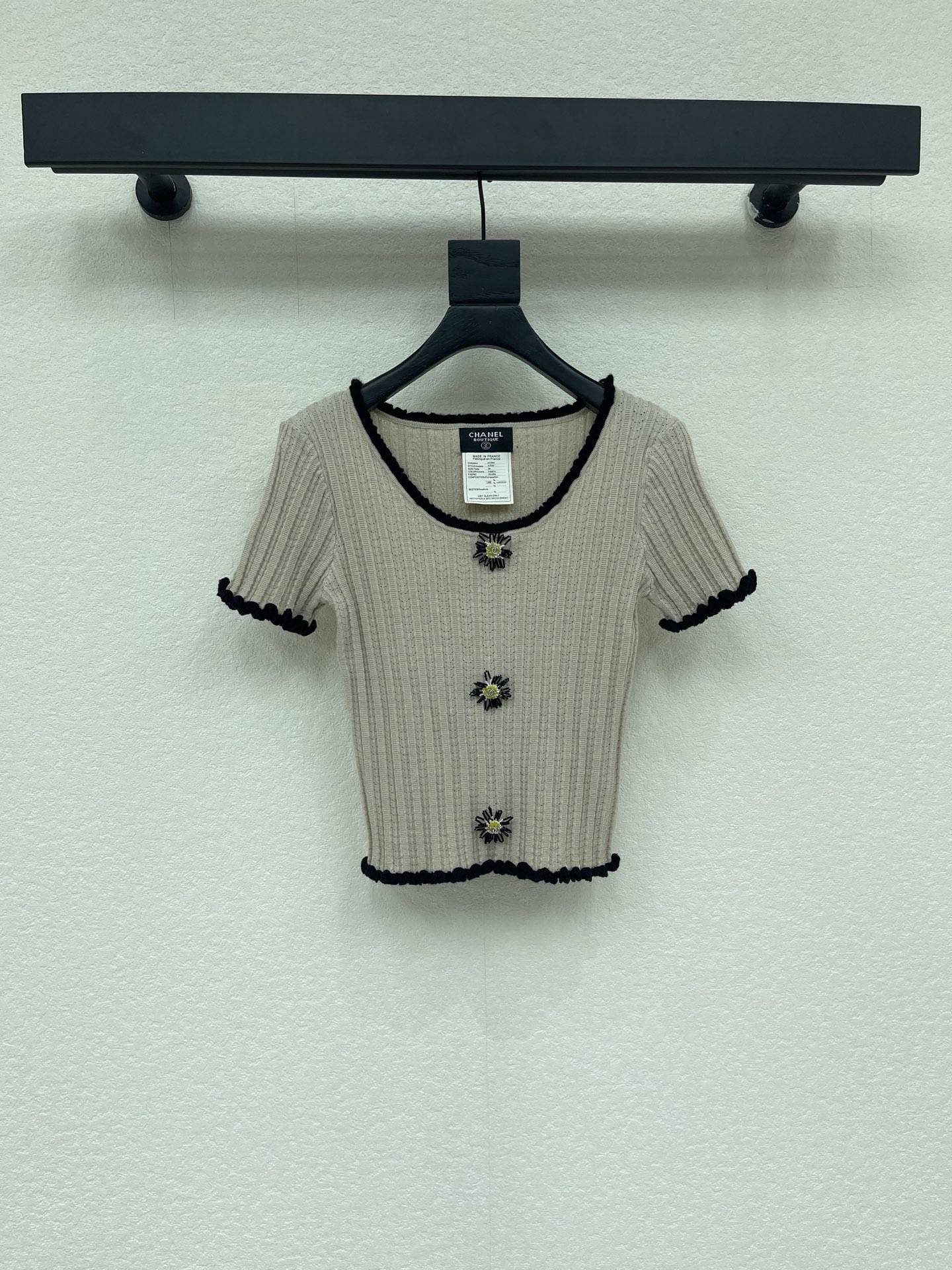 NO:877844,CHANE*26 new knitted short-sleeved top, made of soft knitted fabric, with contrasting black lace at the collar and cuffs, super detailed front metal heavy buttons, exquisite and elegant, small size to modify the figure, looks great with high-waisted pants or skirts, easily creates a fashionable daily look. It can be easily controlled whether commuting or leisure, perfect temperament!  SML,,chanel,skirts,T-shirt,19860909CHANE*26新款针织短袖上衣,采用柔软针织面料,领口和袖口下摆撞色黑色花边超有细节感正面金属重工纽扣点缀,精致又优雅,小版型修饰身形,搭配高腰裤或裙装都很出彩,轻松打造时尚日常look.无论通勤还是休闲都能轻松驾驭,气质满分！SML,,chanel,skirts,T-shirt,,Women's clothing