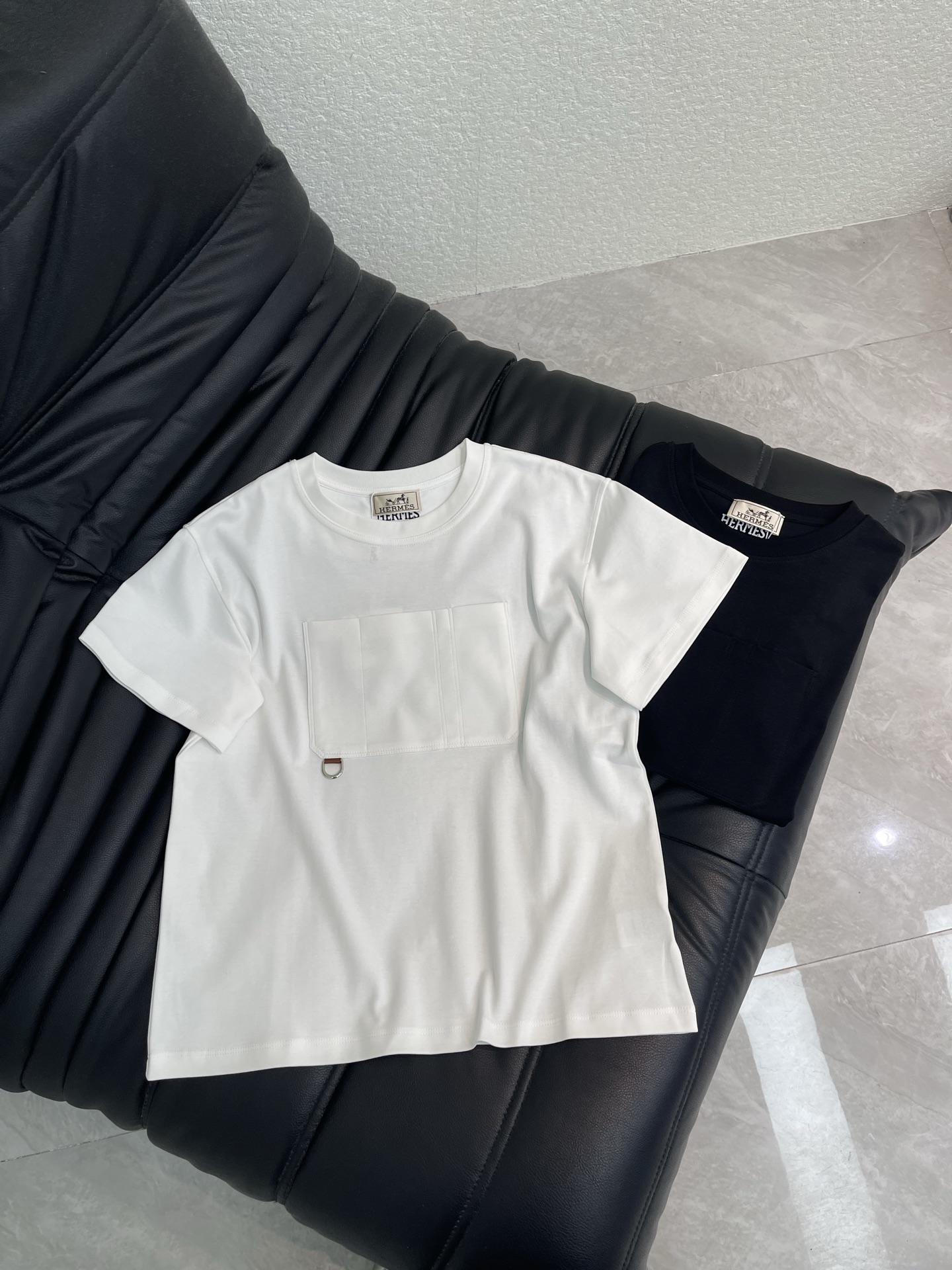NO:878128,Herme*26 new spring and summer short-sleeved T-shirt with chest patch pocket!  Customized cotton material with fine texture, comfortable and breathable. Regular short-sleeved T-shirt cut highlights the brand style. Simple design + large chest pocket + metal ring buckle. Perfect details. Rich artistic style. Fashionable and casual, it can be worn alone or as an inner layer. 2 colors SML, hermes, T-shirt, tees, t-shirt,19860909Herme*26春夏新款胸前贴口袋短袖T恤！定制全棉材质 质感细腻 舒适透气 常规短袖T恤裁剪 凸显品牌格调 简约设计+胸前大口袋+金属环扣 细节满分 艺术风格层次丰富 时髦休闲单穿内搭都出彩时髦.2色SML,,hermes,T-shirt,tees，t-shirt,,Women's clothing