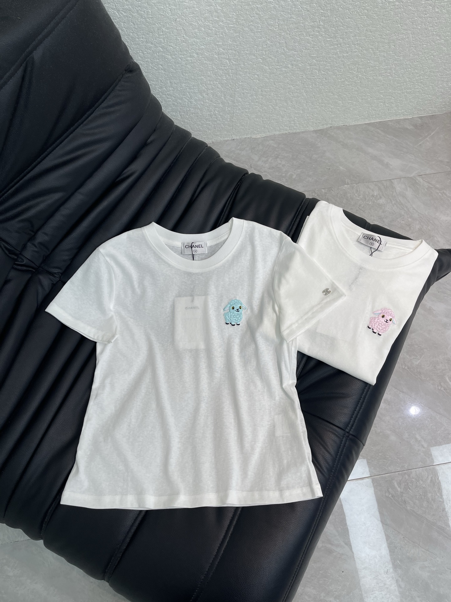 NO:878141,Chane*26 new spring and summer contrast embroidered lamb short-sleeved T-shirt. Imported snowflake cotton fabric. High-density fashionable sports style. Every daily wear. Playful and age-reducing design elements full of vitality. High quality. Size S-XXL,,chanel,T-shirt,tees,t-shirt,19860909Chane*26春夏新款撞色刺绣小羊短袖T恤 进口雪花棉面料 高密度时髦运动风 每个日常的穿搭 俏皮减龄充满元气的设计元素 高品质 尺码S-XXL,,chanel,T-shirt,tees，t-shirt,,Women's clothing