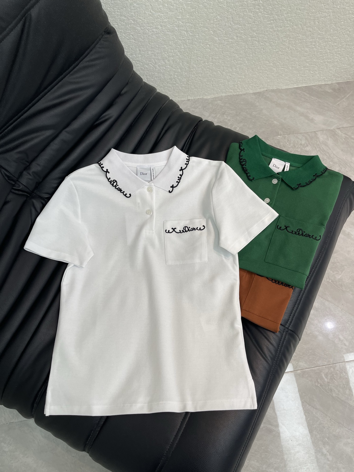 NO:878450,Dio*26 new spring and summer style pocket letter embroidered lapel short-sleeved T-shirt. Pure cotton fabric. High-density fashionable sports style. Every daily wear. Playful and age-reducing design elements full of vitality. High quality. Sizes SML, dior, T-shirt, tees, t-shirt,19860909Dio*26春夏新款口袋字母刺绣翻领短袖T恤 纯棉面料 高密度时髦运动风 每个日常的穿搭 俏皮减龄充满元气的设计元素 高品质 尺码SML,,dior,T-shirt,tees，t-shirt,,Women's clothing