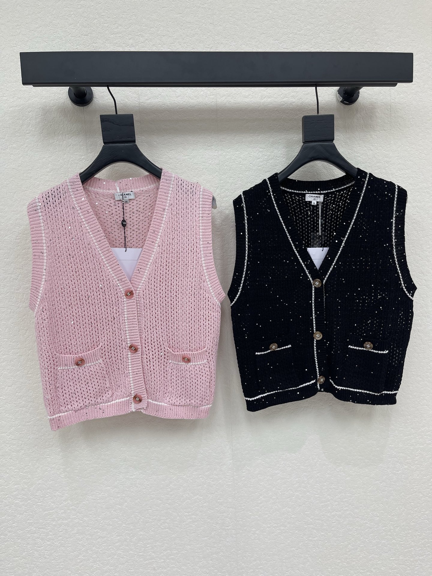 NO:877834,CHANE*26 new spring and summer hollow V-neck knitted vest vest!  Custom-made imported cotton yarn material, comfortable and breathable, V-neck vest and vest cut, single-row button design on the front, double pockets to highlight the tonality, allowing simple styles to be worn with individuality, elasticity and elasticity make it more refined, and the outfit shows a relaxed tonality, light luxury and fashionable temperament!  SML,,chanel,19860909CHANE*26春夏新款镂空V领针织背心马甲！定制进口全棉纱线材质织造 舒适透气 V领背心马甲剪裁 前襟单排纽扣设计 双口袋呼应 凸显调性 让简单款式穿出个性 弹性松紧更显精致 穿搭尽显松弛调性 轻奢时髦气质！SML,,chanel,,Women's clothing