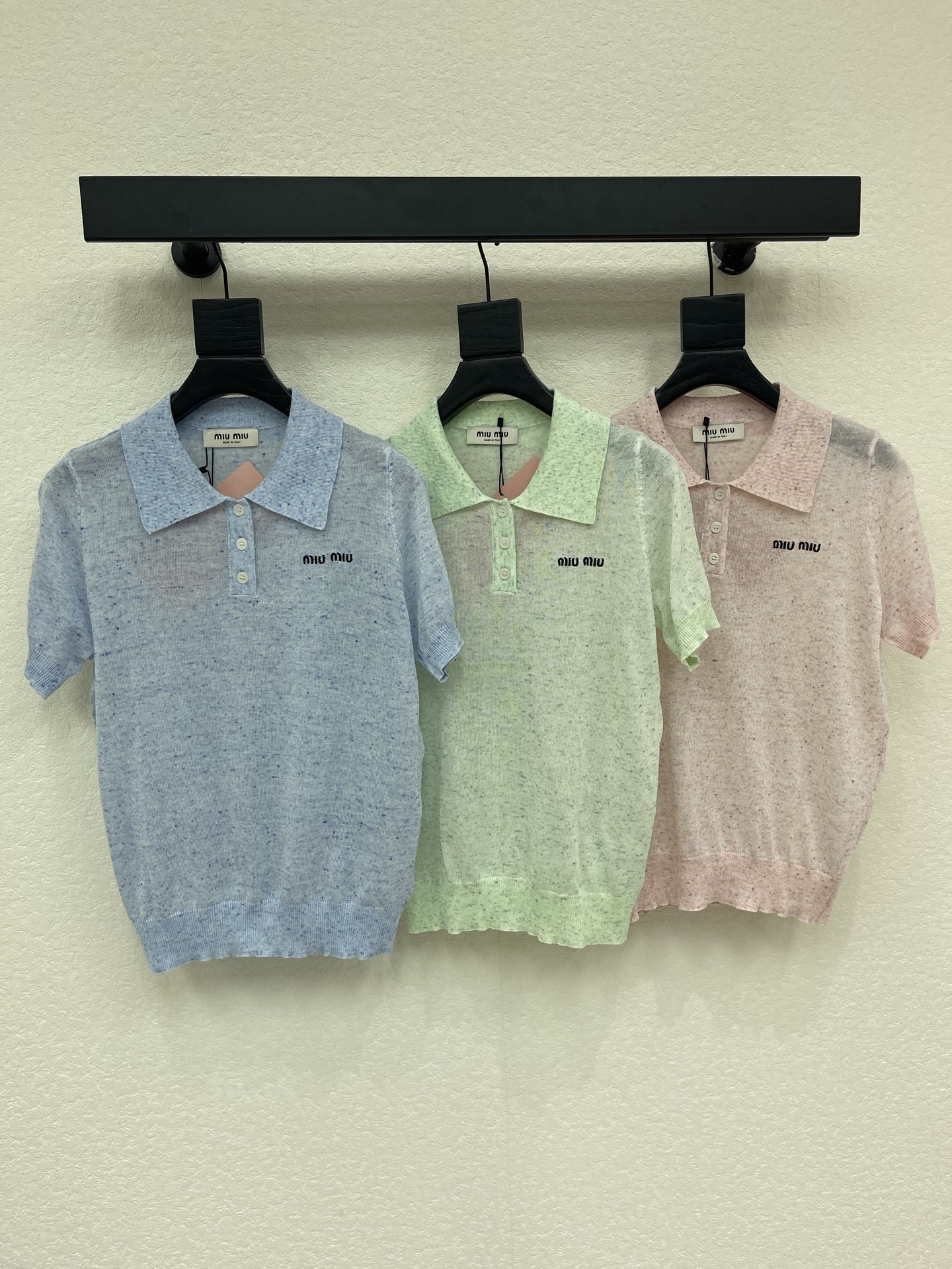 NO:877829,MiuMi*26 new spring and summer style lapel colorful dot knitted short sleeves!  Customized ice silk yarn weaving, high-end and comfortable texture, knitted short-sleeved lapels, all-over colorful dotted woven threads, and iconic letter logo pattern on the chest, highlighting the brand personality, highlighting the high-end look, allowing simple styles to be worn with personality, and the regular version shows a relaxed tone, light luxury and fashionable temperament!  SML,,miumiu,T-shirt,19860909MiuMi*26春夏新款翻领彩点针织短袖！定制冰丝纱线织造,质感高级舒适,翻领针织短袖剪裁, 通体彩色点状织线,胸前装点标志性字母徽标图案,彰显品牌个性,凸显穿搭高级感,让简单款式穿出个性,常规版型尽显松弛调性,轻奢时髦气质！SML,,miumiu,T-shirt,,Women's clothing