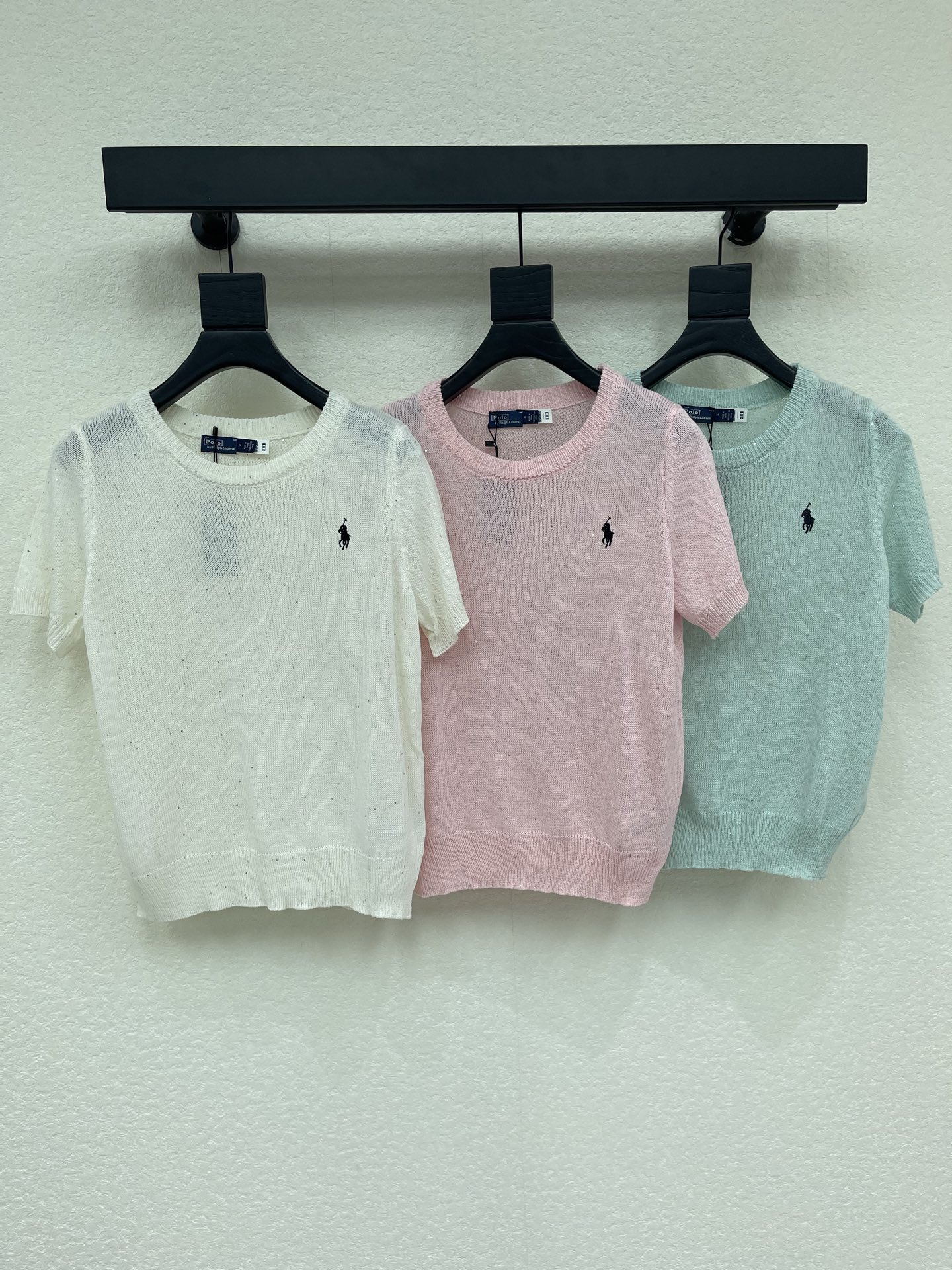 NO:877839,Ral*polo26 new spring and summer sequined knitted short sleeves, classic round neck design, and the pony embroidery on the chest is super recognizable!  The fabric is soft and skin-friendly, breathable and comfortable. It is perfect for spring and summer. It can be worn alone or layered with it. You can match it with jeans or skirts and easily switch between multiple styles. It can be used for daily commuting and leisure!  SML,,skirts,jeans,T-shirt,19860909Ral拉夫*polo26春夏新款珠片针织短袖,经典圆领设计,胸口小马刺绣超有辨识度！面料柔软亲肤,透气又舒适,春夏穿超合适～单穿or内搭都OK,牛仔裤、半裙随意搭配,轻松切换多种风格,日常通勤、休闲都能hold住！SML,,skirts,jeans,T-shirt,,Women's clothing