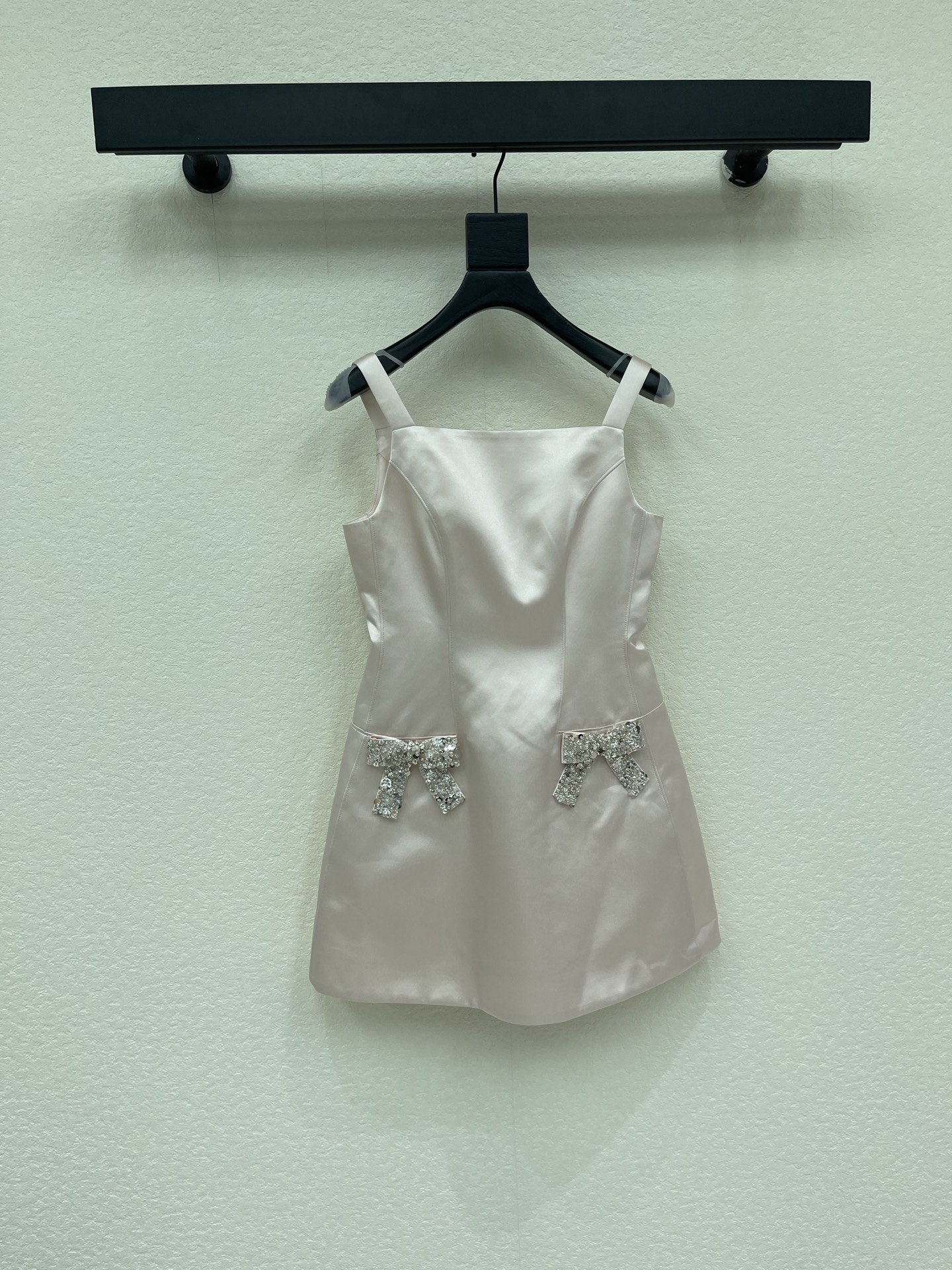 NO:878144,Zhao Lusi's same JORYA26 spring and summer new product, rich daughter's nude pink satin suspender A-line skirt. It adopts a neat square neck strap design and is paired with a high-waisted A-line hem dress. The narrow top and wide bottom perfectly modify the waist, abdomen and crotch. It shows height and hides the flesh. The sequined bow decoration on both sides is the finishing touch. The blingbling glitter breaks the monotony of the satin. It has a delicate and girlish feeling. Smart and elegant SML,,skirts,19860909赵露思同款JORYA26春夏新品富家千金裸粉色缎面吊带A字短裙 采用利落的方领吊带设计搭配高腰A字摆连衣裙 上窄下宽的版型完美修饰腰腹与胯部 显高又藏肉 双侧亮片蝴蝶结装饰是点睛之笔 blingbling的闪片打破了缎面的单调感 自带娇俏少女感 灵动贵气SML,,skirts,,Women's clothing