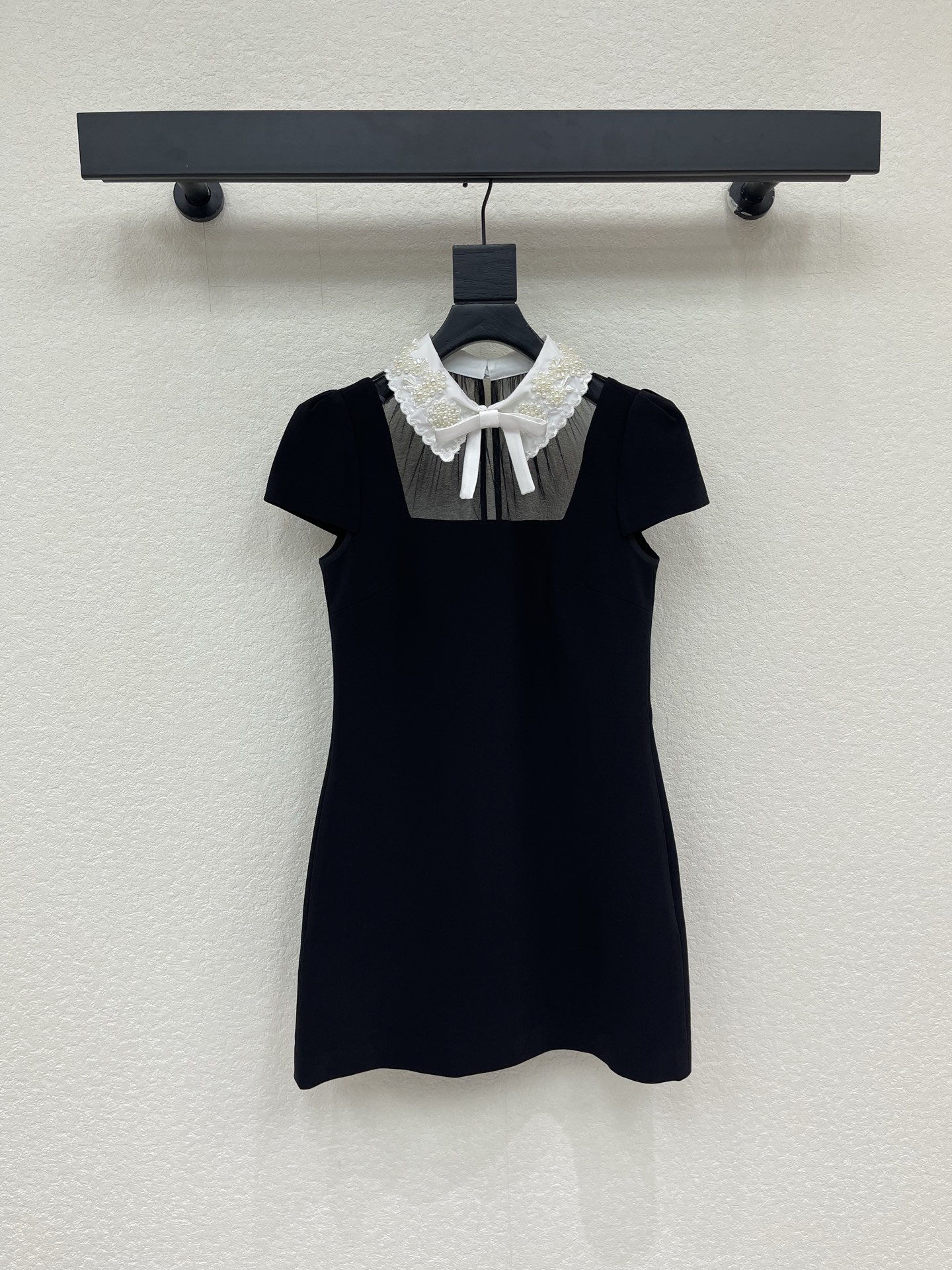 NO:878466,SP*26 spring and summer new product Hepburn style contrasting lapel beaded bow black short-sleeved short dress directly hits the aesthetic. Classic black bottom with white bow lapel, sweet and cool balance just right. The contrasting color design instantly makes the basic black dress jump out of mediocrity. The mesh stitching on the neckline makes it a little sexy. The bow adds a bit of girlishness. SMLXL, skirts, T-shirt,19860909SP*26春夏新品赫本风撞色翻领钉珠蝴蝶结黑色短袖短款连衣裙 直接戳中审美 经典黑底搭配白色蝴蝶结翻领 甜酷平衡得刚刚好 撞色设计瞬间让基础款黑裙跳出平庸感 领口网纱拼接带点小性感 蝴蝶结又添了几分少女感SMLXL,,skirts,T-shirt,,Women's clothing