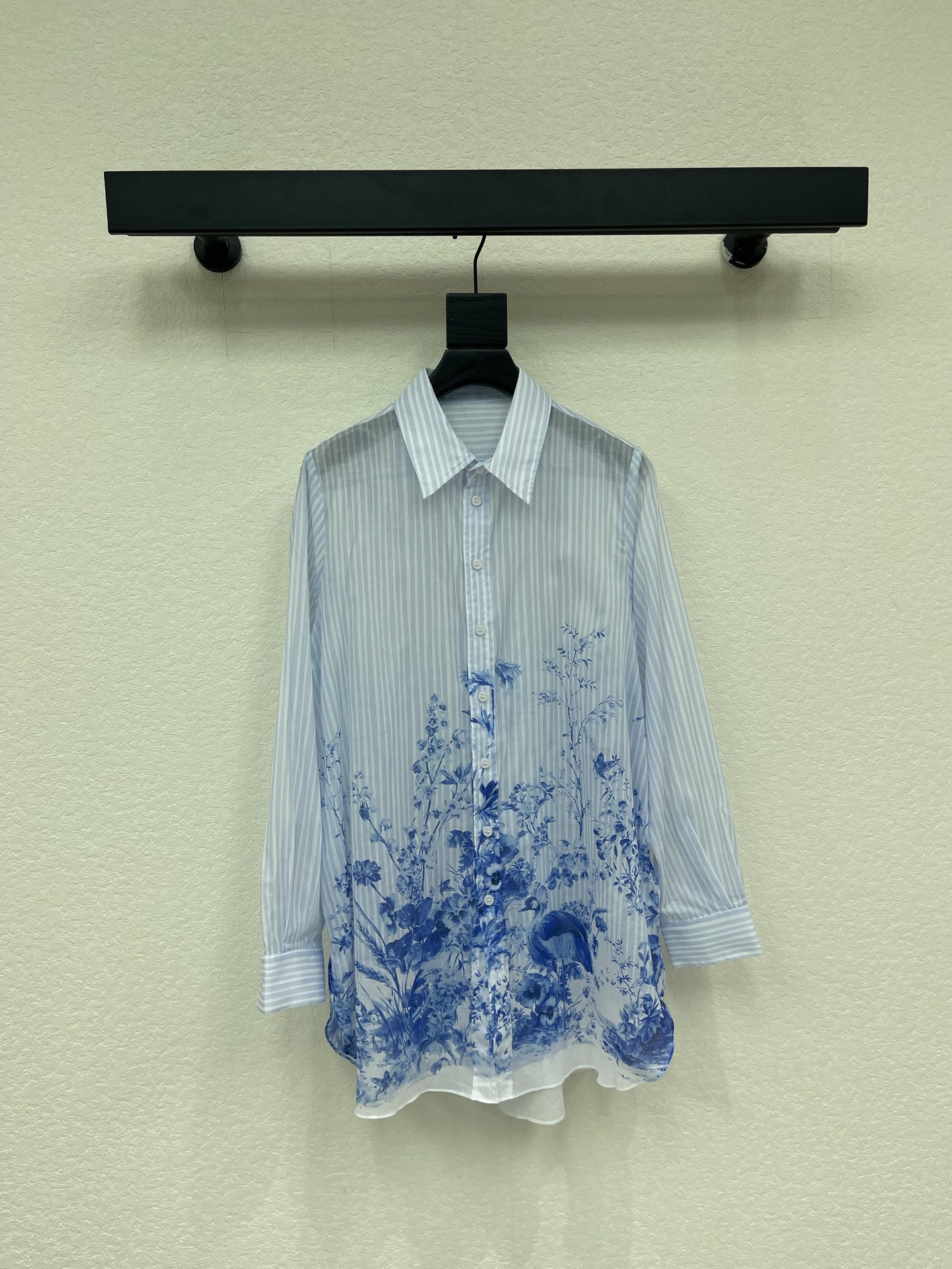 NO:878140,Dio*26 new spring and summer garden world series oriental aesthetic printed mid-length shirt. Spring limited blue and white porcelain shirt. Light silk cotton fabric is breathable and comfortable. Suitable for spring and summer. Blue and white vertical stripes with blue and white porcelain style flowers. Full of romantic literary atmosphere. The mid-length loose cut is super friendly to the figure. It is easy to wear in a lazy and casual style. Paired with elastic waist pleated skirt, it can be easily used for daily commuting and vacation.  The must-have artifact for Bai Fumei S-XL, dior, skirts, shirts,19860909Dio*26春夏新品花园世界系列东方美学印花中长款衬衫 春日限定青花瓷衬衣 轻薄丝棉质面料透气舒适 春夏穿着都超合适 蓝白竖条纹搭配青花瓷风花卉 浪漫文艺氛围感满满 中长款宽松剪裁对身材超友好 轻松穿出慵懒随性风 搭配松紧腰百褶半裙 日常通勤度假都能轻松驾驭 白富美必备神器S-XL,,dior,skirts,shirts,,Women's clothing