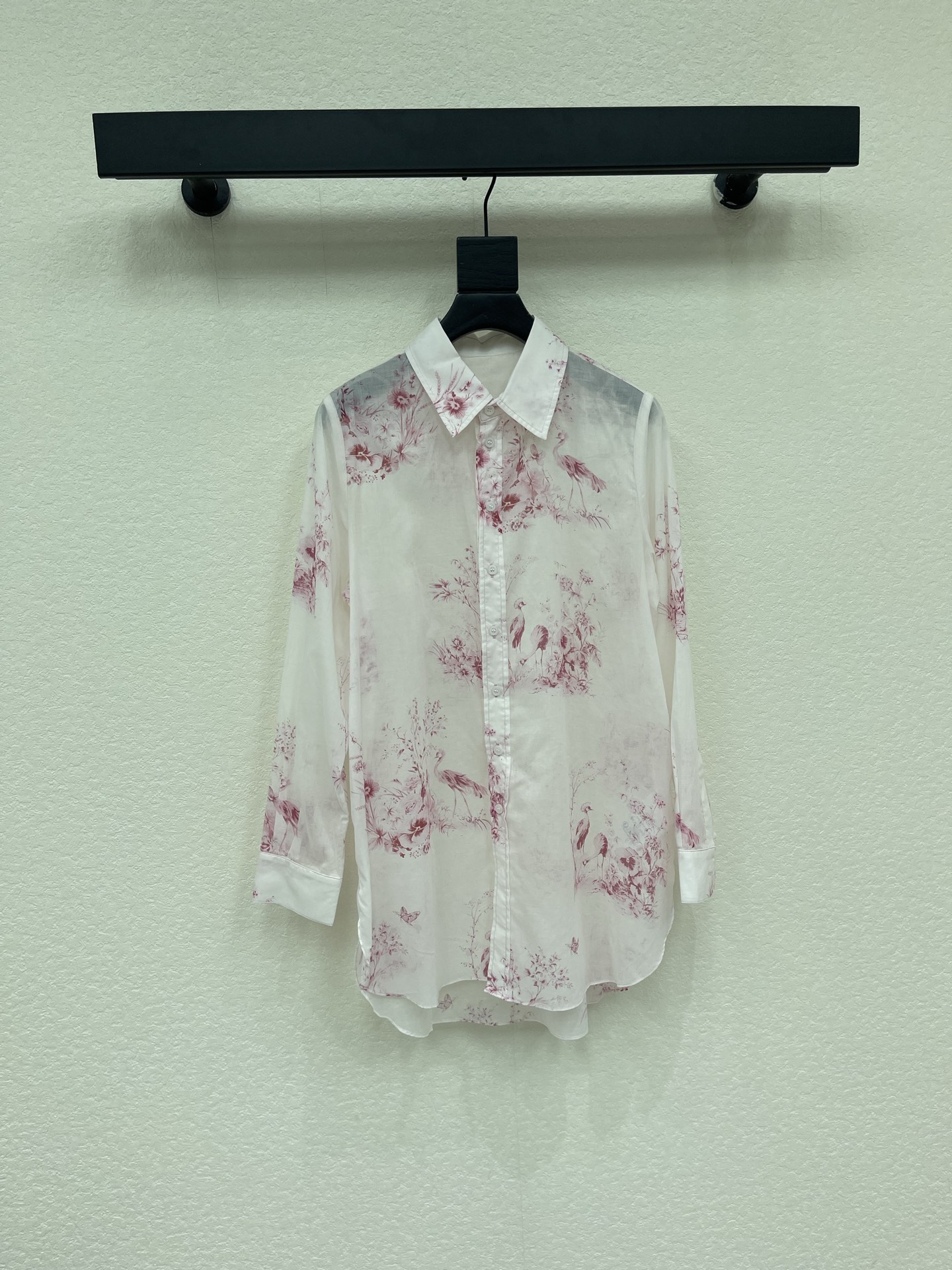 NO:878136,Dio*26 new spring and summer garden world series oriental aesthetic printed mid-length shirt. Spring limited pink and white shirt. Light silk cotton fabric is breathable and comfortable. Suitable for spring and summer. White bottom with pink flowers, full of romantic literary atmosphere. The mid-length loose cut is super friendly to the body. It can be easily worn with a lazy and casual style. Paired with an elastic waist pleated skirt, it can be easily worn on daily commutes and vacations.  The must-have artifact for Bai Fumei S-XL, dior, skirts, shirts,19860909Dio*26春夏新品花园世界系列东方美学印花中长款衬衫 春日限定粉白色衬衣 轻薄丝棉质面料透气舒适 春夏穿着都超合适 白色底配粉色花卉 浪漫文艺氛围感满满 中长款宽松剪裁对身材超友好 轻松穿出慵懒随性风 搭配松紧腰百褶半裙 日常通勤度假都能轻松驾驭 白富美必备神器S-XL,,dior,skirts,shirts,,Women's clothing