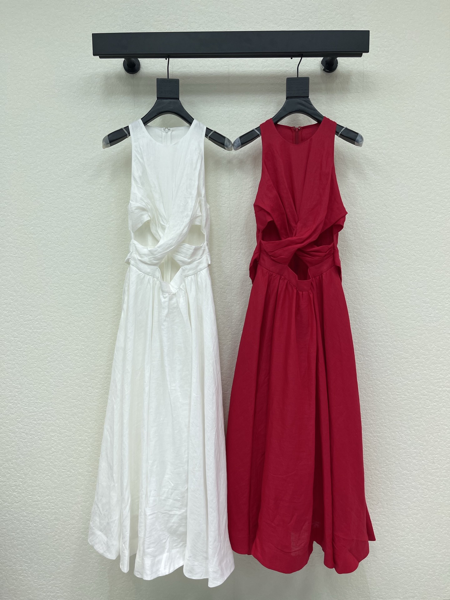 NO:878730,ZIM*26 new spring/summer South France holiday cross hollow twisted waist-revealing sleeveless waist dress. It exposes the skin just right and shows off the lines of the shoulders, neck and waist. The white is like a white moonlight goddess skirt + the high-saturation red is super white. The drape of the skirt is great. It is elegant and flexible when walking. It is suitable for daily dates, vacations, afternoon tea, small parties and other occasions. SMLXL,,skirts,19860909ZIM*26春夏新品南法假日交叉镂空扭结露腰无袖收腰连衣裙 恰到好处地露肤 把肩颈线条和腰腹的小精致都展现出来 白色简直是白月光女神裙+高饱和度的正红色超显白 裙摆的垂坠感超棒 走动起来飘逸又灵动 适配日常约会度假下午茶小型派对等多种场合SMLXL,,skirts,,Women's clothing