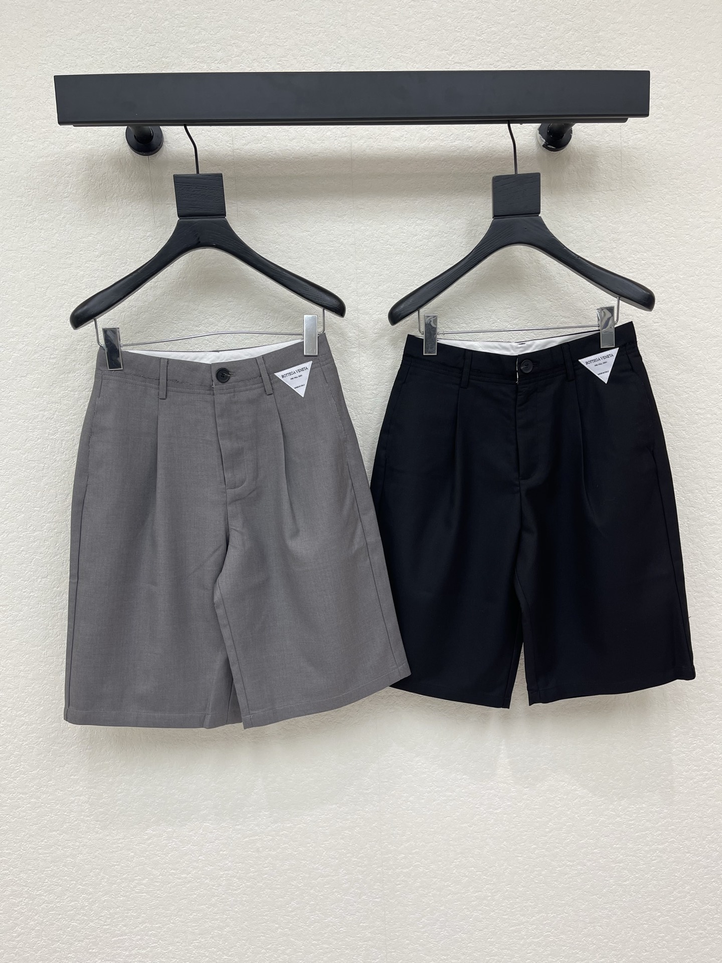 NO:878154,A pair of Bermuda pants that are a must-have in the wardrobe of fashionistas. Niche design BV* classic triangle logo embroidered three-quarter pants. Simple yet fashionable. The high-waisted design not only makes you look slimmer, but also elongates the leg lines, making your posture more elegant and straight. It can create different sparks when matched with different tops. It is capable, calm and cool, interpreting different styles from multiple angles. Timeless classics are definitely not to be missed. The crisp and neat aura is at your fingertips and highly practical.  Full marks for comfort SML,,bottega veneta,19860909时髦精们衣橱必备的一条百慕大中裤 小众设计BV*经典三角标刺绣五分裤中裤 简洁而又不失时尚感 高腰设计不仅显瘦,还能拉长腿部线条, 让身姿更加优雅挺拔 搭配不同上装 都能碰撞出不一样的火花 干练 沉稳 酷飒 多角度诠释不同风格 永恒经典是绝对不可错过的 干脆利落的气场信手拈来 实穿度极高 舒适度满分 SML,,bottega veneta,,Women's clothing