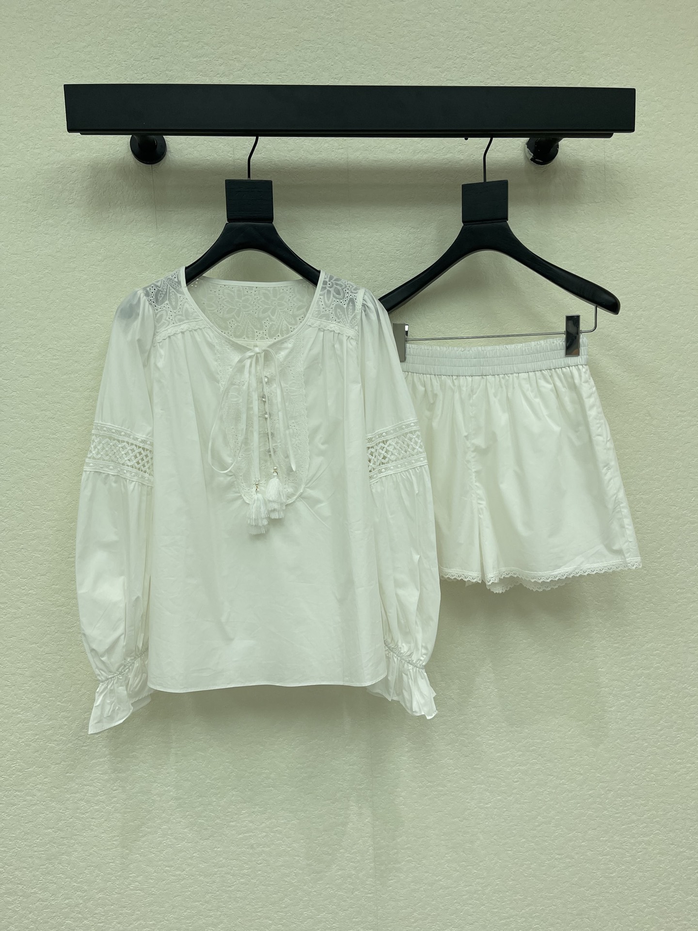 NO:878148,Niche design Fabrique hollow embroidered shirt and shorts suit, new vacation style lace suit. Heavy embroidered hollow blank shirt + shorts. Wear it and transform into a lazy fairy on the streets of Paris. The high-end sense directly overflows the screen!! Heavy embroidery hollow out, details are magical. Every stitch is French romance!! The embroidery pattern on the shirt is like a rose blooming in the garden. The hollow design looms to expose the skin, and every move is careful~  So delicate that even the cuffs and collar have hidden patterns, it is a walking work of art! The thin white shirt has a cool summer feeling and the fabric is so thin that it can breathe!! Soft and waxy, it is super comfortable to stick to the body, and it makes you walk with a fairy spirit~ The white color is clean and high-end, making the whole person gentle and dignified! Pairing with shorts is an artifact of proportion. High-waisted shorts directly stretch the leg length to the 'ceiling'!! Hip width and thick thighs can be perfectly covered, and even small people can wear long legs!  A complete set is a savior for lazy people when going out. No need to worry about matching!! Shirts tucked into corners, unbuttoned a few buttons for a lazy and casual look. Size XS-L, shorts, shirts,19860909小众设计Fabrique镂空绣衬衫短裤套装新款度假风蕾丝套装  重工刺绣镂空白衬衫+短裤, 穿上直接变身巴黎街头的慵懒仙女,高级感直接溢出屏幕!! 重工刺绣镂空 细节封神 每一针都是法式浪漫!!衬衫上的刺绣花纹像花园里绽放的蔷薇 镂空设计若隐若现露出肌肤,举手投足间都是小心机~ 精致到连袖口、领口都暗藏花纹,完全就是行走的艺术品! 薄款白衬衫 夏日清凉感 面料薄到会呼吸!!软软糯糯贴在身上超舒服, 走路都带仙气~白色干净又高级,衬得整个人温柔又显贵! 短裤搭配 比例神器 高腰短裤直接把腿长拉到“天花板”!!胯宽、大腿粗都能完美遮住,小个子也能穿出大长腿! 一整套出门懒人救星 不用费心搭配!!衬衫塞衣角、解开几粒扣子慵懒随性 码数XS-L,,shorts,shirts,,Women's clothing