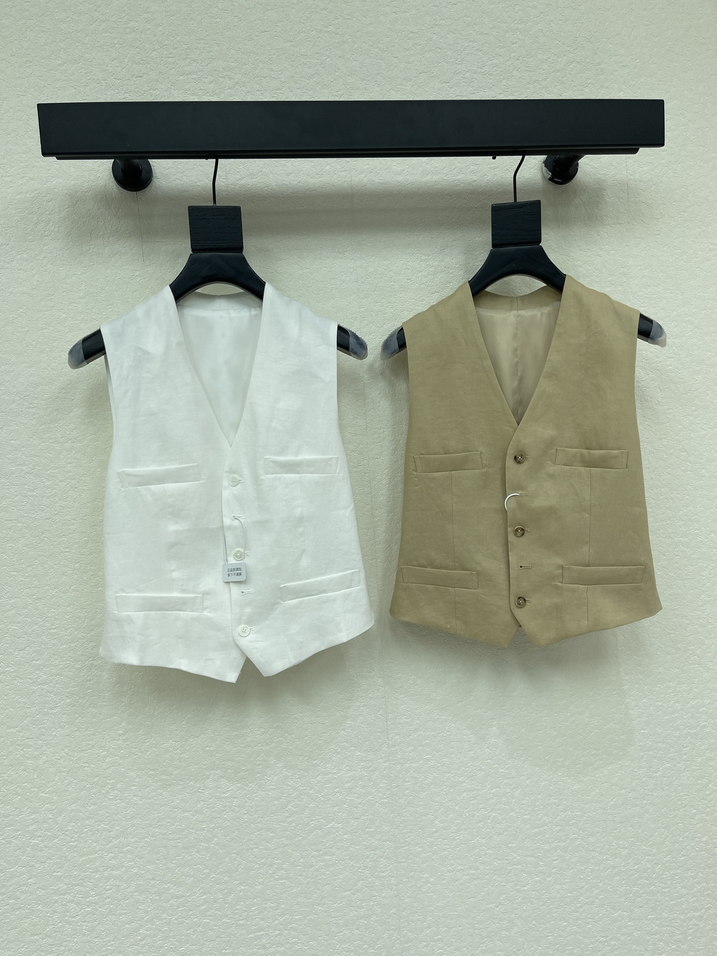 NO:878448,Ralph laure*26 new linen lace-up casual vest, high-end customized V-neck vest, fashionable and western style, minimalist style, French elegant and lazy style, three-dimensional tailoring version can be sweet or salty to reduce age and girlish style. Multiple ways of wearing it, versatile upper body, making you slim and tall!  Highly recommended for self-retention!  Imported high-density fabric has a great texture!  The quality of workmanship depends on the details SML,, loro piana,19860909Ralph laure*拉夫26新品麻料系带休闲马甲 高端定制V领小背心,时髦洋气 极简主义风法式优雅的慵懒风, 立体剪裁版版型可甜可盐减龄少女风. 多种穿法百搭上身显瘦又高挑！ 强烈推荐自留款！ 进口高密度面料质感超赞！ 做工品质看细节 SML,,loro piana,,Women's clothing