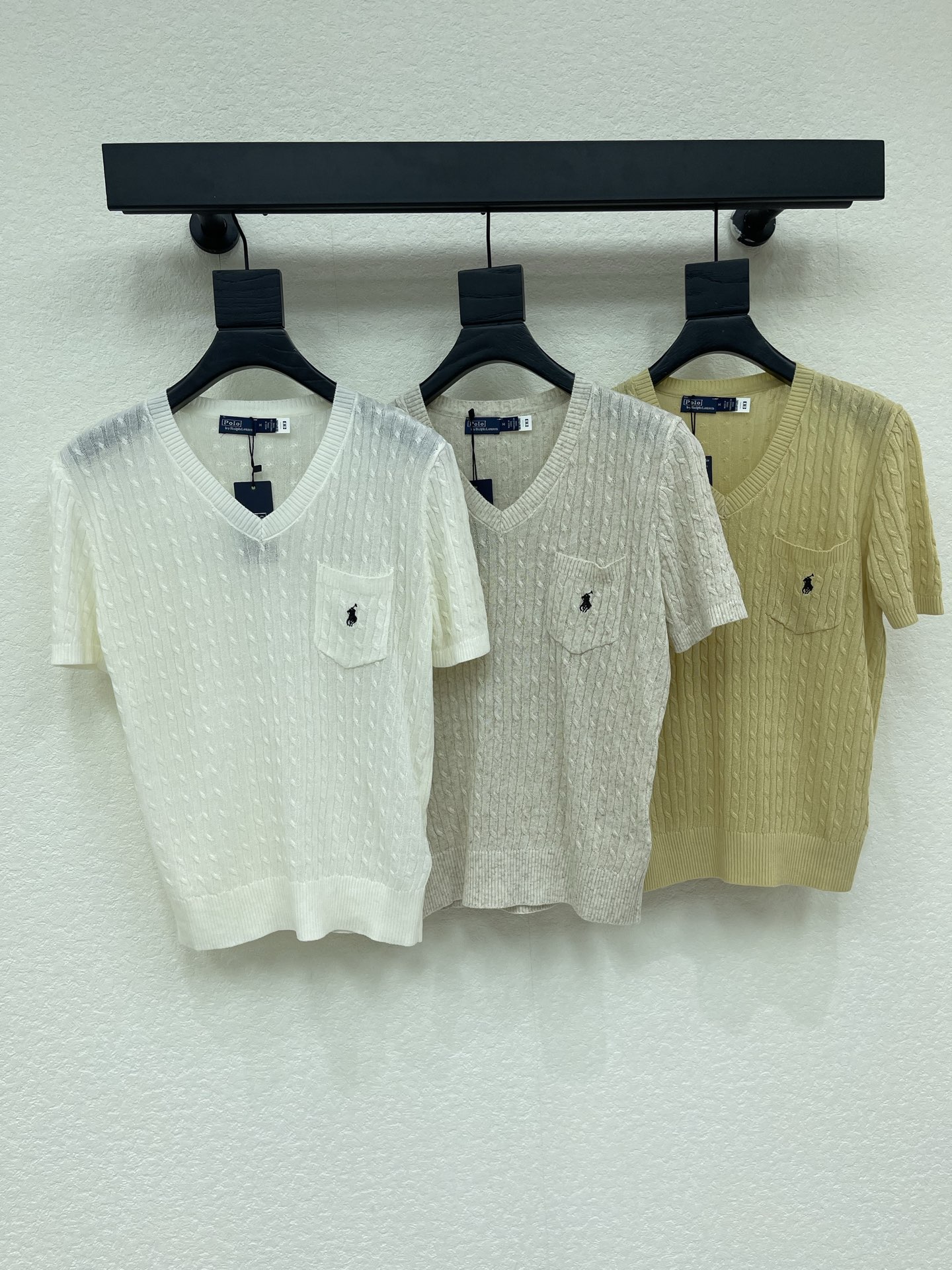 NO:878133,Ralph laure*Raff polo26 spring and summer new war horse knitted V-neck short sleeves!  Customized imported yarn weaving, comfortable and soft, fashionable to wear. The whole body twist crochet texture is matched with the embroidered war horse pattern on the chest pocket to create a refined and coordinated atmosphere. The brand's high-end sense is immediately apparent. The overall style is low-key without losing texture. It is suitable for commuting and daily travel!  SML,,loro piana,T-shirt,19860909Ralph laure*拉夫polo26春夏新款战马针织V领短袖！定制进口纱线织造 舒适软糯 穿搭洋气 通体麻花钩针肌理搭配胸前口袋刺绣战马图案 营造出精致协调的氛围感 品牌高级感立显 整体风格低调不失质感 通勤日常出行都适配！SML,,loro piana,T-shirt,,Women's clothing
