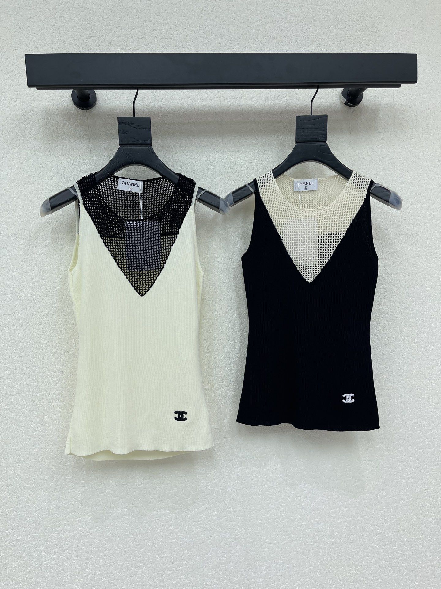 NO:878137,CHANE*26 new spring and summer spliced ​​knitted vest!  Customized imported cotton thread material, high-quality texture, relaxed wear. Use thick thread embroidery and weaving texture stitching design inside to create a fake two-piece visual effect and add layering to the look. Iconic embroidery logo decoration on the waist to highlight the brand tone. Development of surface accessories. Round-neck vest style tailoring. You can easily achieve the French lazy and exquisite style when wearing alone!  SML,,chanel,19860909CHANE*26春夏新款拼接针织背心！定制进口棉线材质 质感高级 穿搭松弛 沿用内里粗线绣花编织肌理拼接设计 打造假两件视觉效果 增添造型层次感 腰侧点缀标志性刺绣徽标装饰 彰显品牌调性 面辅料开发 圆领背心版型剪裁 单穿内搭皆可轻松拿捏法式慵懒的精致格调！SML,,chanel,,Women's clothing