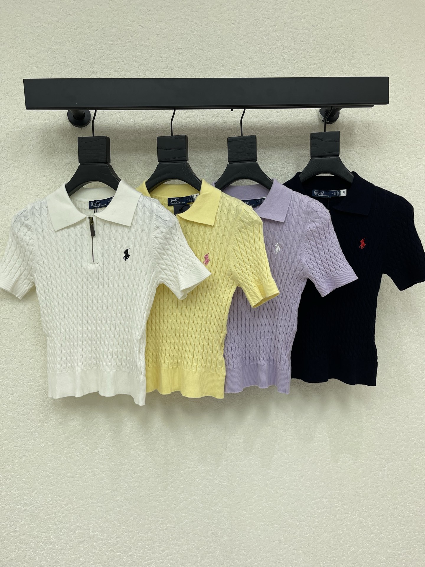 NO:878139,Ralph laure*Raff polo 26 spring and summer new war horse lapel half-zip knitted short sleeves!  Customized imported yarn weaving, comfortable and soft, stylish to wear, knitted short sleeves with lapels, all-over twist crochet texture and embroidered war horse pattern on the chest, creating a refined and coordinated atmosphere. The brand's high-end sense is immediately apparent. The overall style is low-key without losing texture. Suitable for commuting and daily travel!  SML,,loro piana,T-shirt,19860909Ralph laure*拉夫polo 26春夏新款战马翻领半拉链针织短袖！定制进口纱线织造 舒适软糯 穿搭洋气 翻领针织短袖 通体麻花钩针肌理搭配胸前刺绣战马图案 营造出精致协调的氛围感 品牌高级感立显 整体风格低调不失质感 通勤日常出行都适配！SML,,loro piana,T-shirt,,Women's clothing