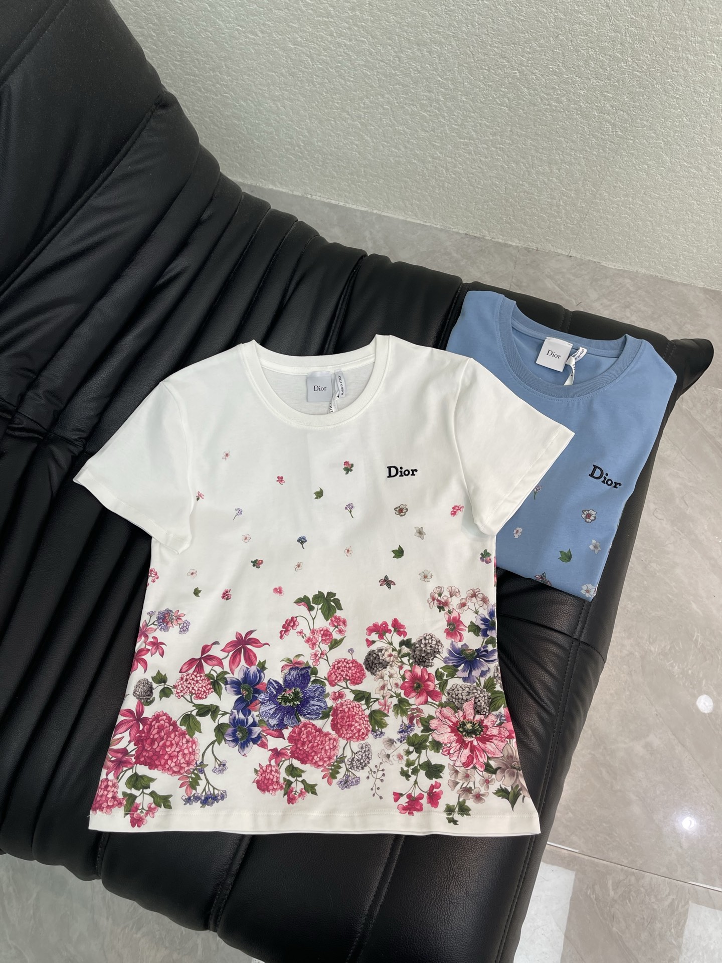 NO:878456,Dio*26 new spring and summer new heavy-duty short-sleeved T-shirt with flower letter embroidery on the front and back. Pure cotton fabric. High-density fashionable sports style. Every daily wear. Playful and age-reducing design elements full of vitality. High quality. Sizes SML, dior, T-shirt, tees, t-shirt,19860909Dio*26春夏新款前后花朵字母刺绣重工短袖T恤 纯棉面料 高密度时髦运动风 每个日常的穿搭 俏皮减龄充满元气的设计元素 高品质 尺码SML,,dior,T-shirt,tees，t-shirt,,Women's clothing