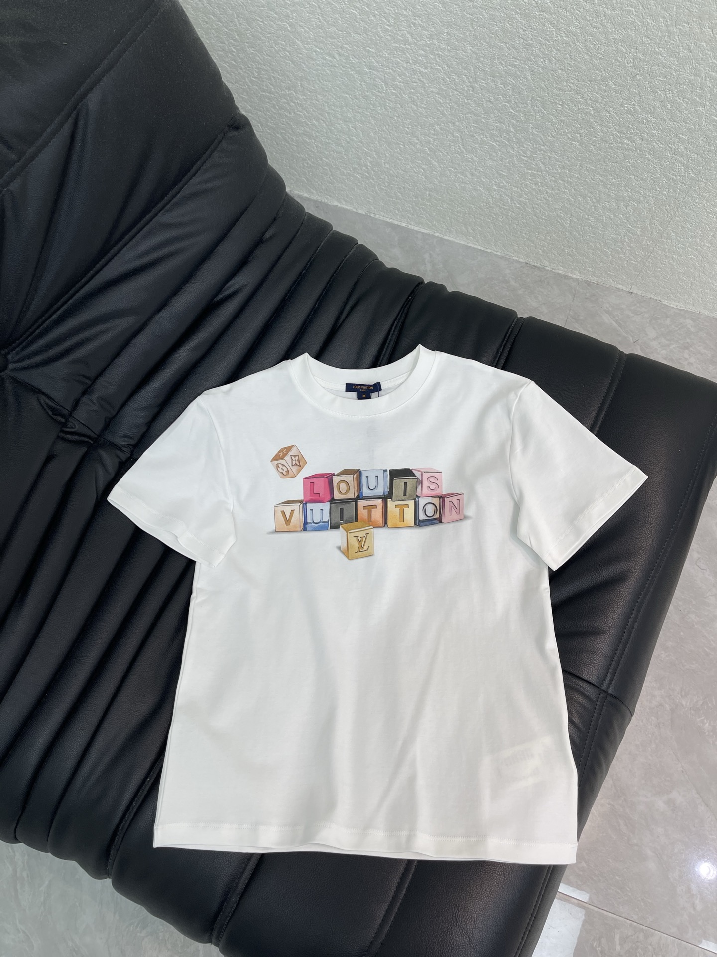 NO:878132,Louis Vuitto*26 new spring and summer building block letter printed short-sleeved T-shirt!  Customized twill cotton material, fine texture, breathable and comfortable, regular T-shirt cut, highlighting the brand style, made of heavyweight pure cotton, slightly stretchy, showing a slimming visual effect, 3D square four-leaf clover elements and letter logo decoration on the chest, giving you a casual and lazy style!  SML,,louis vuitton,T-shirt,tees,t-shirt,19860909Louis Vuitto*26春夏新款积木方块字母印花短袖T恤！定制斜纹全棉材质,质感细腻,透气舒适,常规T恤裁剪,凸显品牌格调,采用克重纯棉制成,略带有弹力,呈现显瘦视觉效果,胸前3D方块四叶草元素和字母徽标装饰 ,穿搭出休闲慵懒风格！SML,,louis vuitton,T-shirt,tees，t-shirt,,Women's clothing