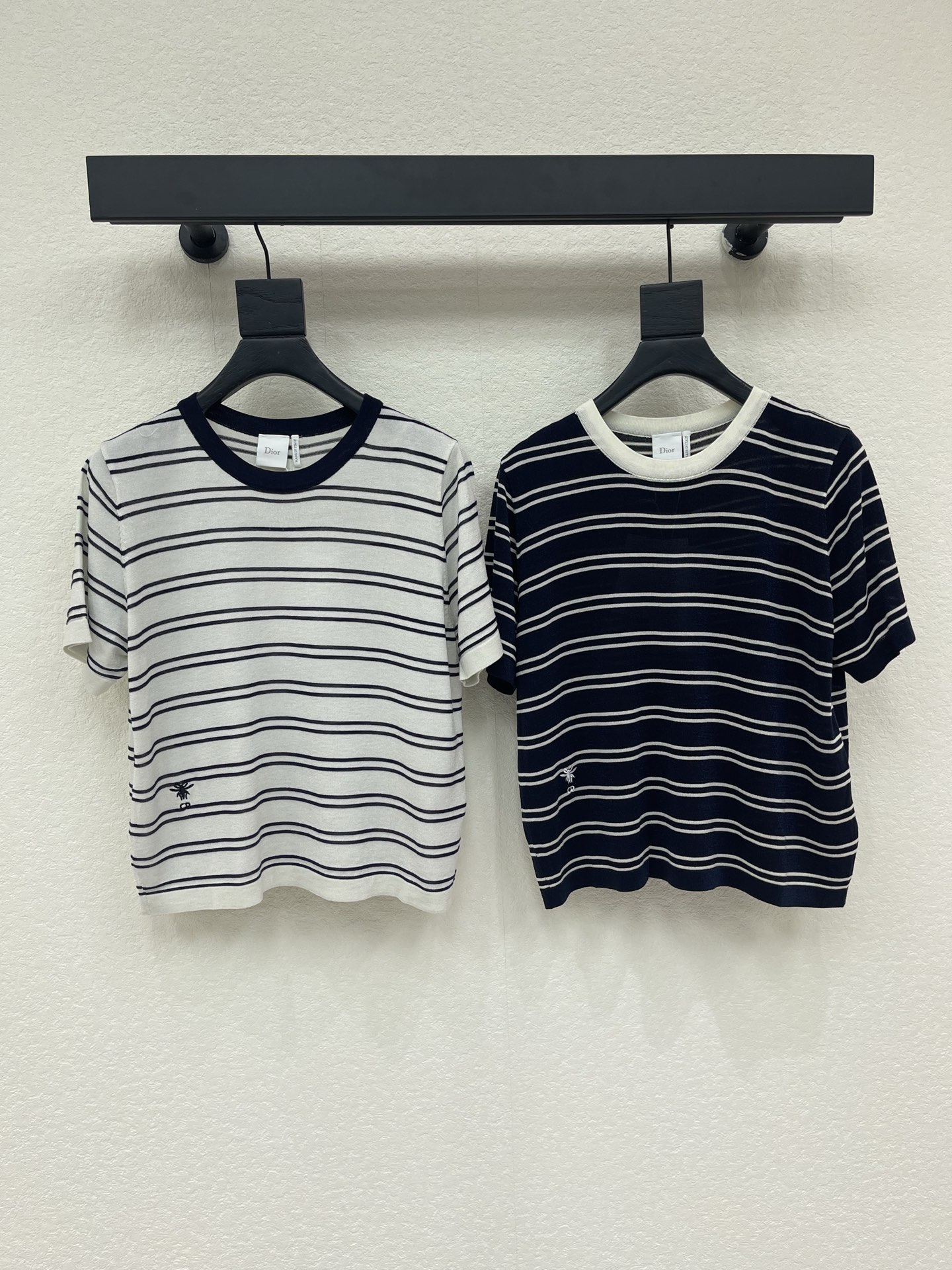NO:878710,Dio*26 new spring and summer contrast striped knitted short sleeves!  Customized imported yarn weaving, stretchy and comfortable, full of texture, round neck knitted short-sleeved cut, contrasting stripes with staggered density and thickness all over the body, embroidered letter logo embellishment on the waist, highlighting the brand style, loose fit, looking slim and fashionable!  SML,,dior,T-shirt,19860909Dio*26春夏新款撞色条纹针织短袖！定制进口纱线织造 弹力舒适 质感十足 圆领针织短袖剪裁 大身通体疏密粗细交错的撞色条纹 腰侧刺绣字母徽标点缀 凸显品牌格调 宽松版型 穿搭显瘦洋气！SML,,dior,T-shirt,,Women's clothing