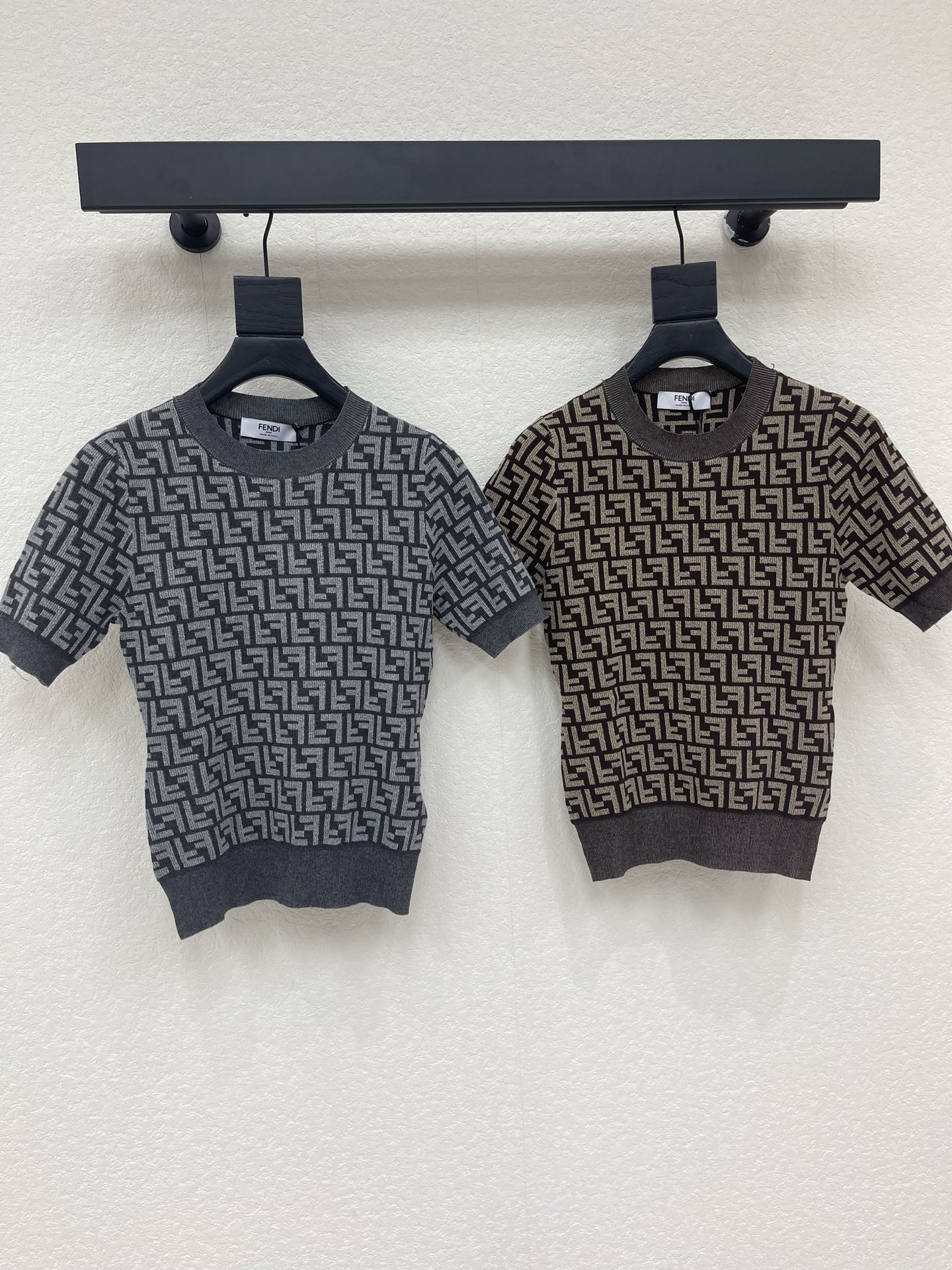 NO:878713,FEND*26 new spring and summer style gold thread presbyopic round neck knitted short sleeves!  Customized wool knitted yarn material, high-end texture, delicate and soft, the body is decorated with retro coffee color, classic old flower jacquard pattern, full of high-end sense, custom knitted fabric, comfortable and breathable, elastic and slim fit, the upper body looks slim and elegant!  SML,,fendi,T-shirt,19860909FEND*26春夏新款金丝线老花圆领针织短袖！定制羊毛针织纱线材质 质感高级 细腻柔软 大身饰以复古咖啡配色 经典老花提花图案 高级感十足 定制针织面料 舒适透气 弹力修身版型 上身显瘦又气质！SML,,fendi,T-shirt,,Women's clothing