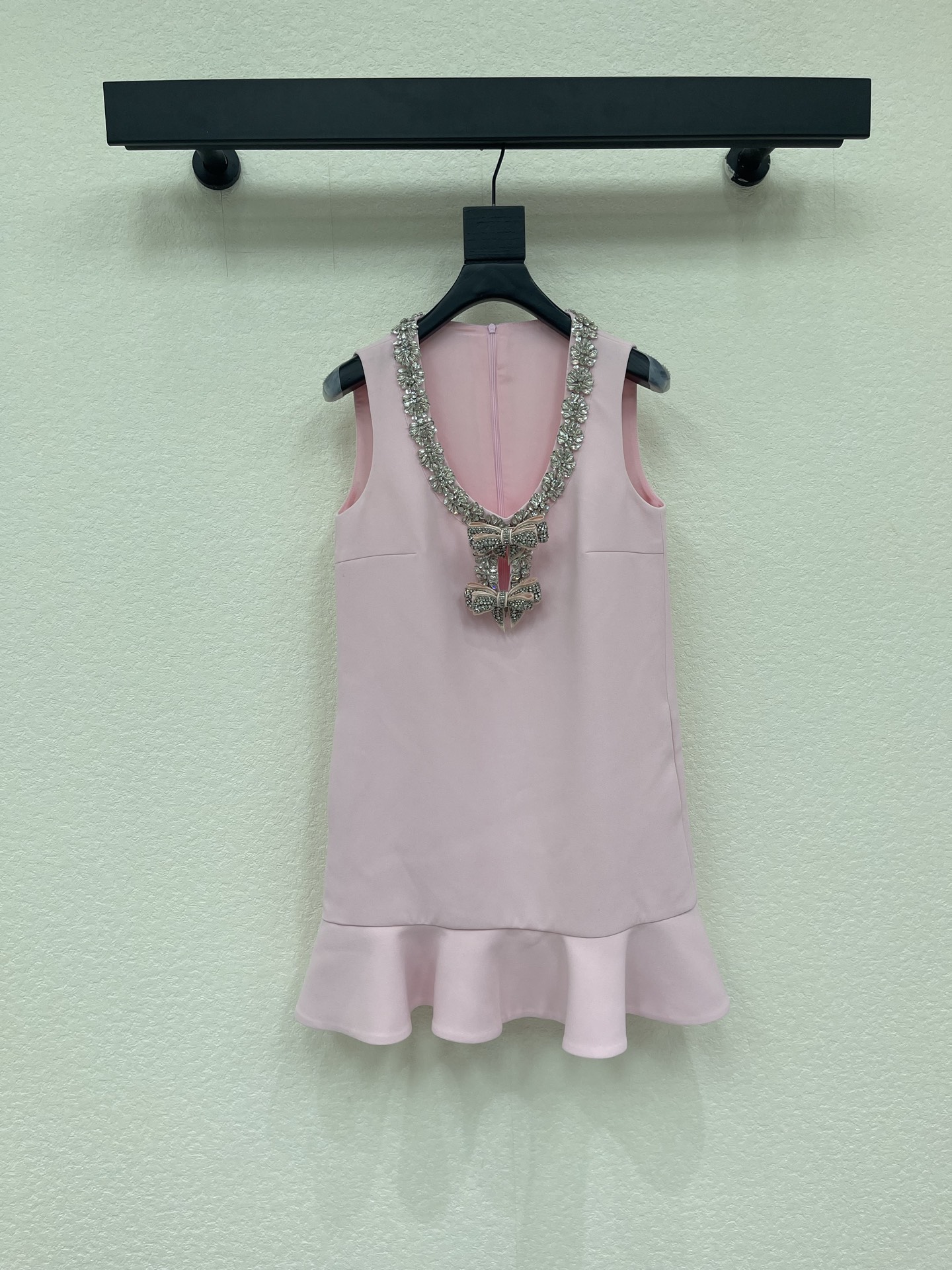 NO:878724,SP*26 new spring and summer cherry blossom pink heavy-duty rhinestone bow sleeveless dress. The ruffle design is more delicate and smart. The cherry blossom pink color comes with a gentle soft light filter. The neckline is inlaid with a circle of diamond chains. Two heavy-duty rhinestone bows are dotted in the middle, which adds a touch of carefulness. The blingbling details make the whole dress full of elegance. SML,,skirts,19860909SP*26春夏新品樱花粉重工水钻蝴蝶结无袖连衣裙 荷叶边设计多了几分娇俏灵动 樱花粉色系自带温柔柔光滤镜 领口镶嵌了一圈满钻链条 中间点缀着两颗重工水钻蝴蝶结增添了一丝小心机blingbling的细节让整件裙子贵气感拉满 SML,,skirts,,Women's clothing