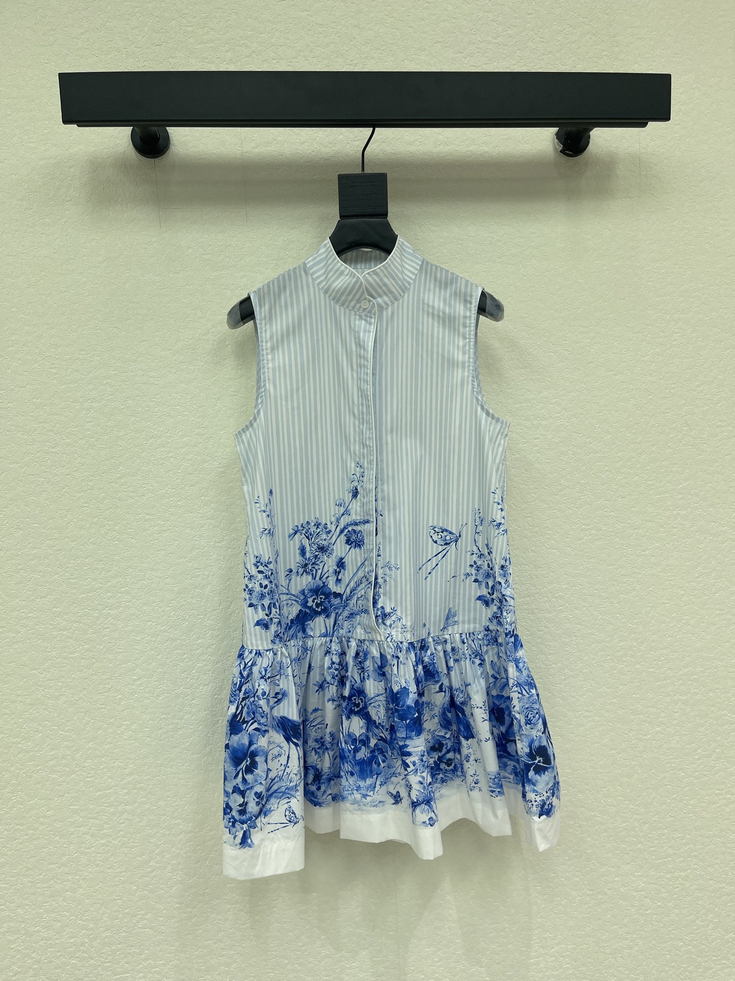 NO:878720,Dio*26 new spring and summer garden world series oriental aesthetic printed sleeveless dress. Light silk cotton fabric is breathable and comfortable. Suitable for spring and summer. Blue and white vertical stripes with blue and white porcelain style flowers. Full of romantic literary atmosphere. The mid-length loose cut is super friendly to the body. Easily wear a lazy and casual style. Paired with an elastic waist pleated skirt, it can be easily controlled for daily commuting and vacation. Bai Fumei's must-have artifacts SML, dior, skirts,19860909Dio*26春夏新品花园世界系列东方美学印花无袖连衣裙 轻薄丝棉质面料透气舒适 春夏穿着都超合适 蓝白竖条纹搭配青花瓷风花卉 浪漫文艺氛围感满满 中长款宽松剪裁对身材超友好 轻松穿出慵懒随性风 搭配松紧腰百褶半裙 日常通勤度假都能轻松驾驭 白富美必备神器SML,,dior,skirts,,Women's clothing