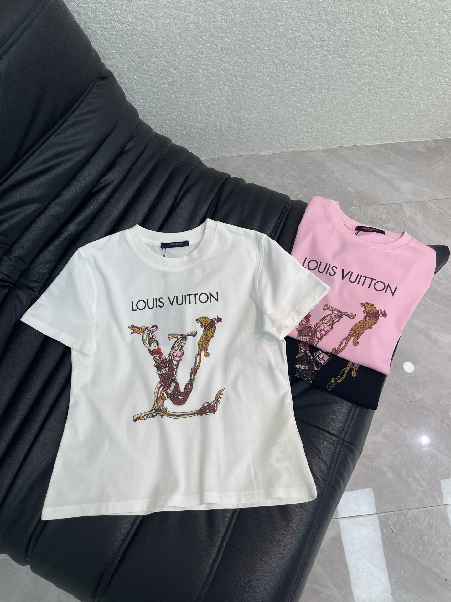 NO:878699,Louis Vuitto*26 new spring and summer digital print animal chain letter short-sleeved T-shirt Mercerized cotton fabric High-density fashionable sports style Every daily wear Playful and age-reducing design elements full of vitality High quality Size S-XXL, Louis Vuitton, T-shirt, tees, t-shirt,19860909Louis Vuitto*26春夏新款数码印花动物链条字母短袖T恤 丝光棉面料 高密度时髦运动风 每个日常的穿搭 俏皮减龄充满元气的设计元素 高品质 尺码S-XXL,,louis vuitton,T-shirt,tees，t-shirt,,Women's clothing