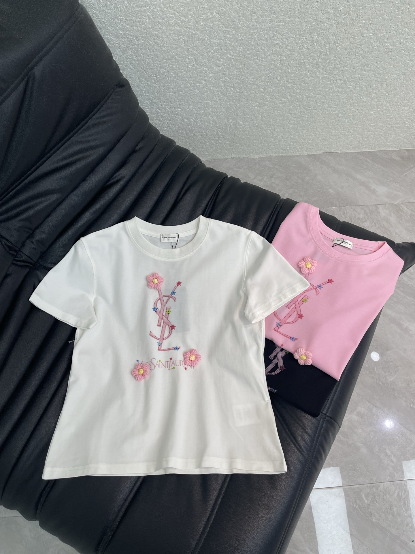 NO:878702,Ysl*26 new spring and summer pink three-dimensional flower printed letter short-sleeved T-shirt. Mercerized cotton fabric. High-density fashionable sports style. Every daily wear. Playful and age-reducing design elements full of vitality. High quality. Size S-XXL, saint laurent, T-shirt, tees, t-shirt,19860909Ysl*26春夏新款粉色立体花朵印花字母短袖T恤 丝光棉面料 高密度时髦运动风 每个日常的穿搭 俏皮减龄充满元气的设计元素 高品质 尺码S-XXL,,saint laurent,T-shirt,tees，t-shirt,,Women's clothing