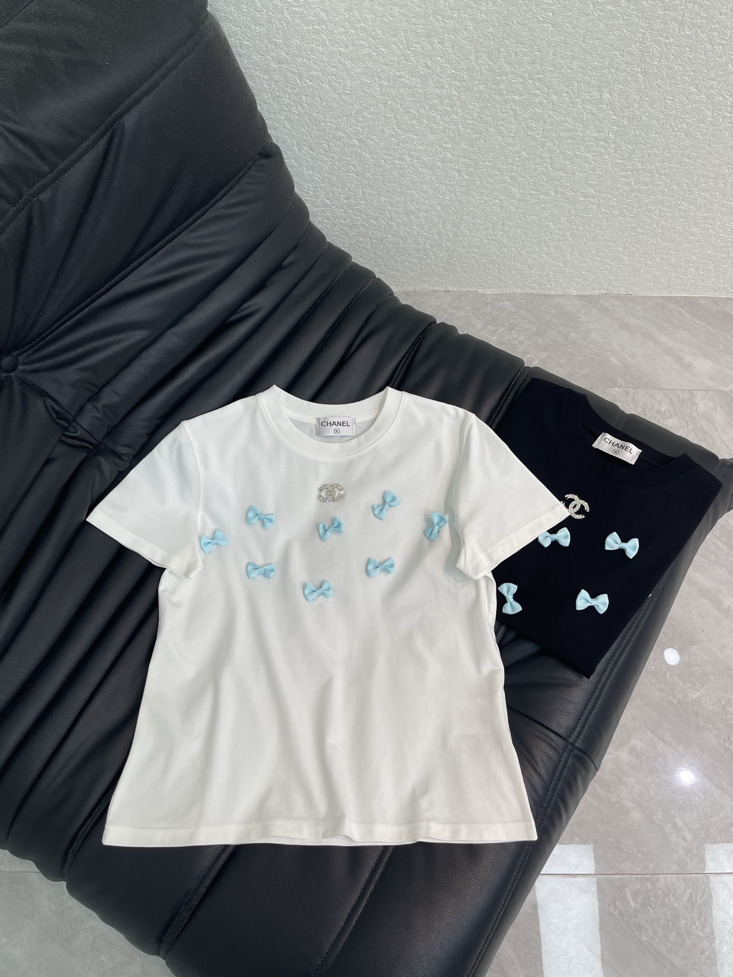 NO:878708,Chane*26 new spring and summer style fully hand-made bow short-sleeved T-shirt, mercerized cotton fabric, high-density fashionable sports style, every daily wear, playful and age-reducing design elements full of vitality, high quality, sizes S-XXL,,chanel,T-shirt,tees,t-shirt,19860909Chane*26春夏新款全手工订蝴蝶结短袖T恤 丝光棉面料 高密度时髦运动风 每个日常的穿搭 俏皮减龄充满元气的设计元素 高品质 尺码S-XXL,,chanel,T-shirt,tees，t-shirt,,Women's clothing