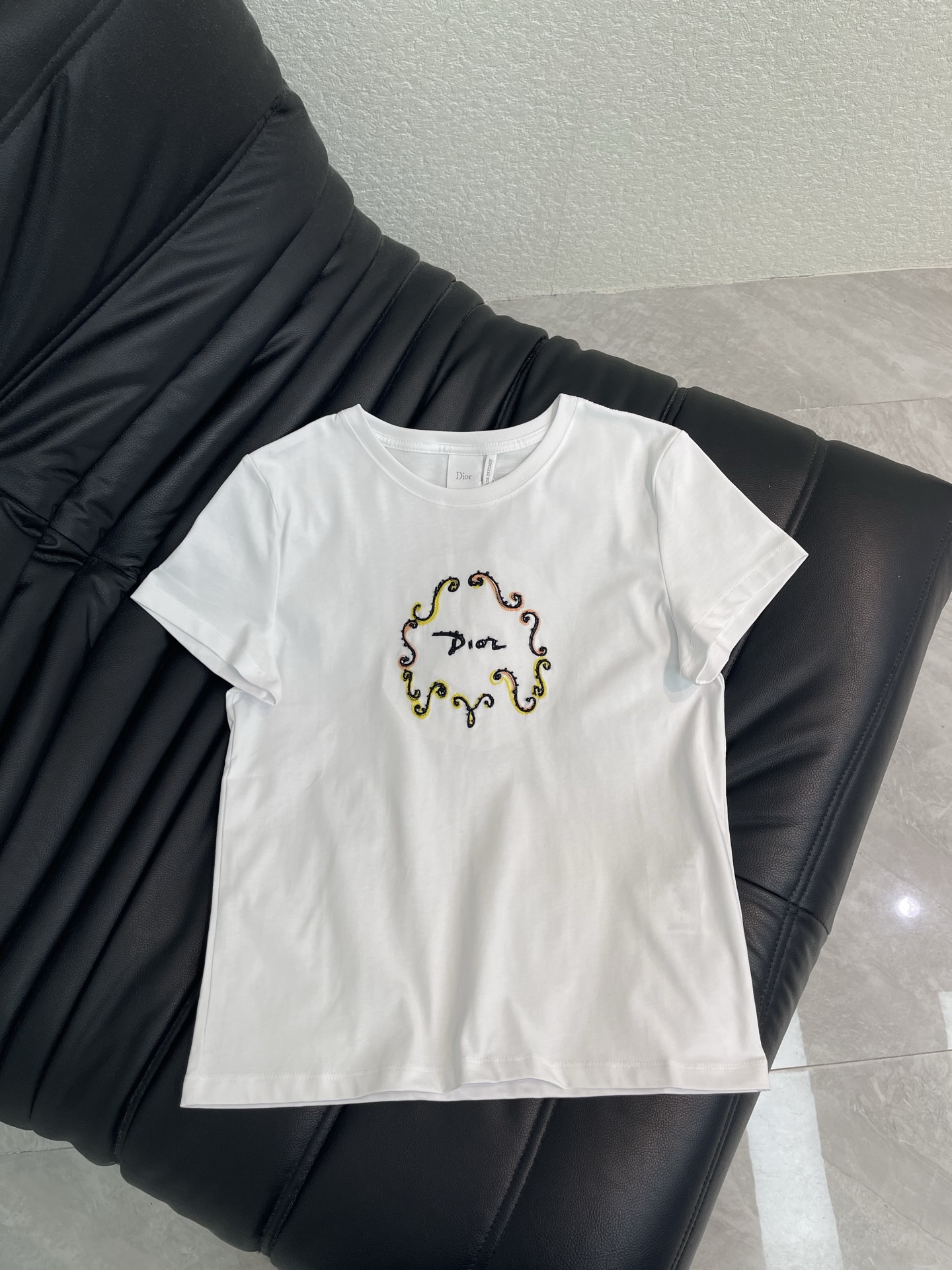 NO:878719,Dio*26 new spring and summer beaded embroidered logo letter short-sleeved T-shirt. Customized YB imported twill cotton material. Soft, skin-friendly and breathable. Regular short-sleeved cut. Iconic floral letter embroidery bead decoration is centered on the chest to highlight the brand tone. It is designed with contrasting embroidery technology and surrounded by lines to add a sense of layering. It is fashionable when worn alone or layered. SML, dior, T-shirt, tees, t-shirt,19860909Dio*26春夏新款串珠刺绣徽标字母短袖T恤 定制YB进口斜纹全棉材质 柔软亲肤透气 常规短袖剪裁 胸前居中点缀标志性花体字母绣珠装饰 彰显品牌调性 配合撞色刺绣工艺线条包围设计 增添造型层次感 单穿叠穿出彩时髦 SML,,dior,T-shirt,tees，t-shirt,,Women's clothing