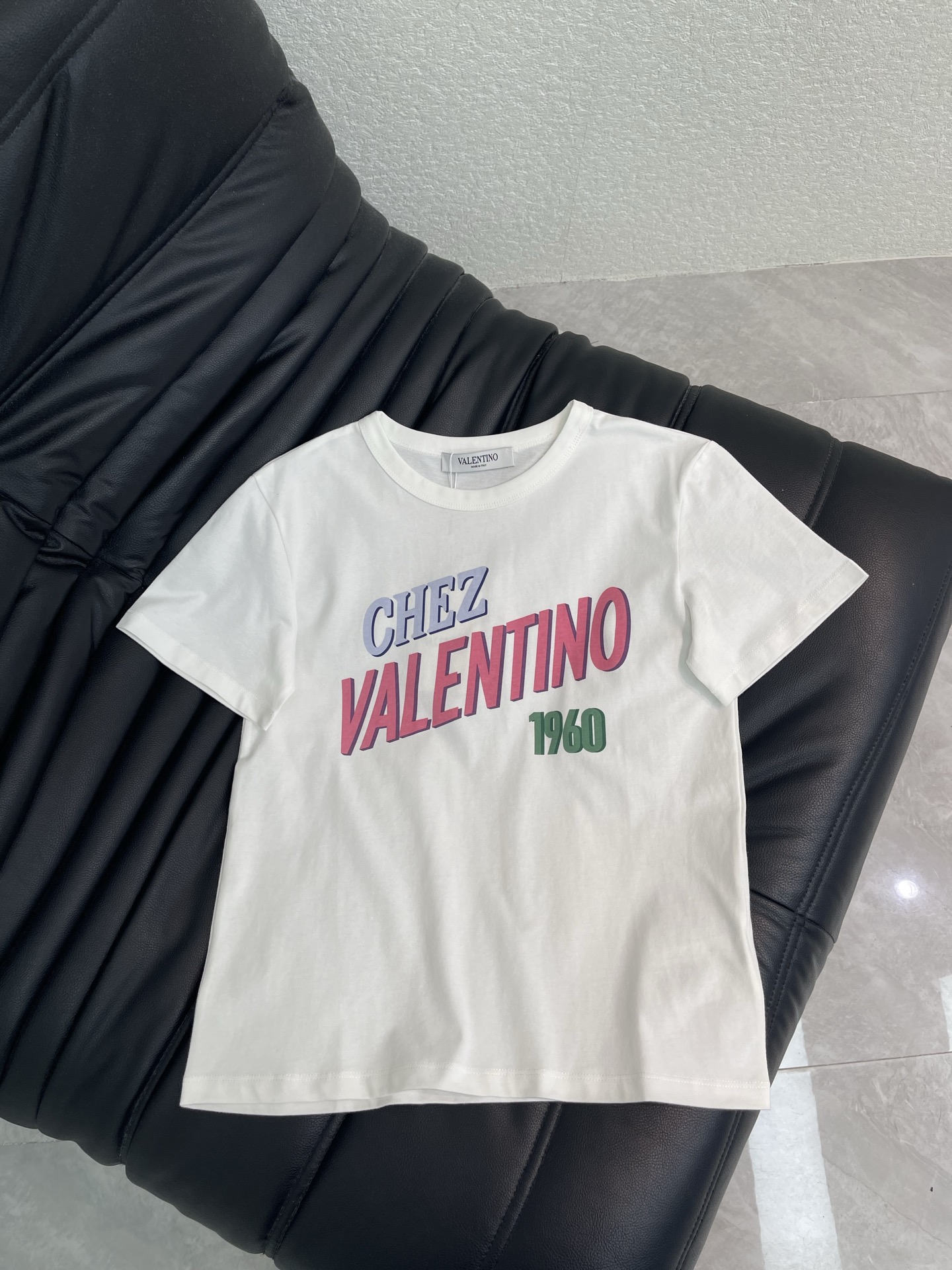 NO:878706,Valentin*26 new spring and summer colorful letter printed round neck short-sleeved T-shirt!  Customized pure cotton fabric with fine texture, breathable and comfortable. Three-dimensional logo with colorful letters on the chest. The brand's own sense of fashion is immediately visible. You can create a trendy and fashionable style as you like. It can be worn alone or as an inner layer. SML, valentino, T-shirt, tees, t-shirt,19860909Valentin*26春夏新款彩色字母印花圆领短袖T恤！定制纯棉面料 质感细腻 透气舒适 胸前彩色字母立体logo 品牌自带的时尚感立现 随心打造潮流时髦风格 单穿内搭都出彩时髦.SML,,valentino,T-shirt,tees，t-shirt,,Women's clothing