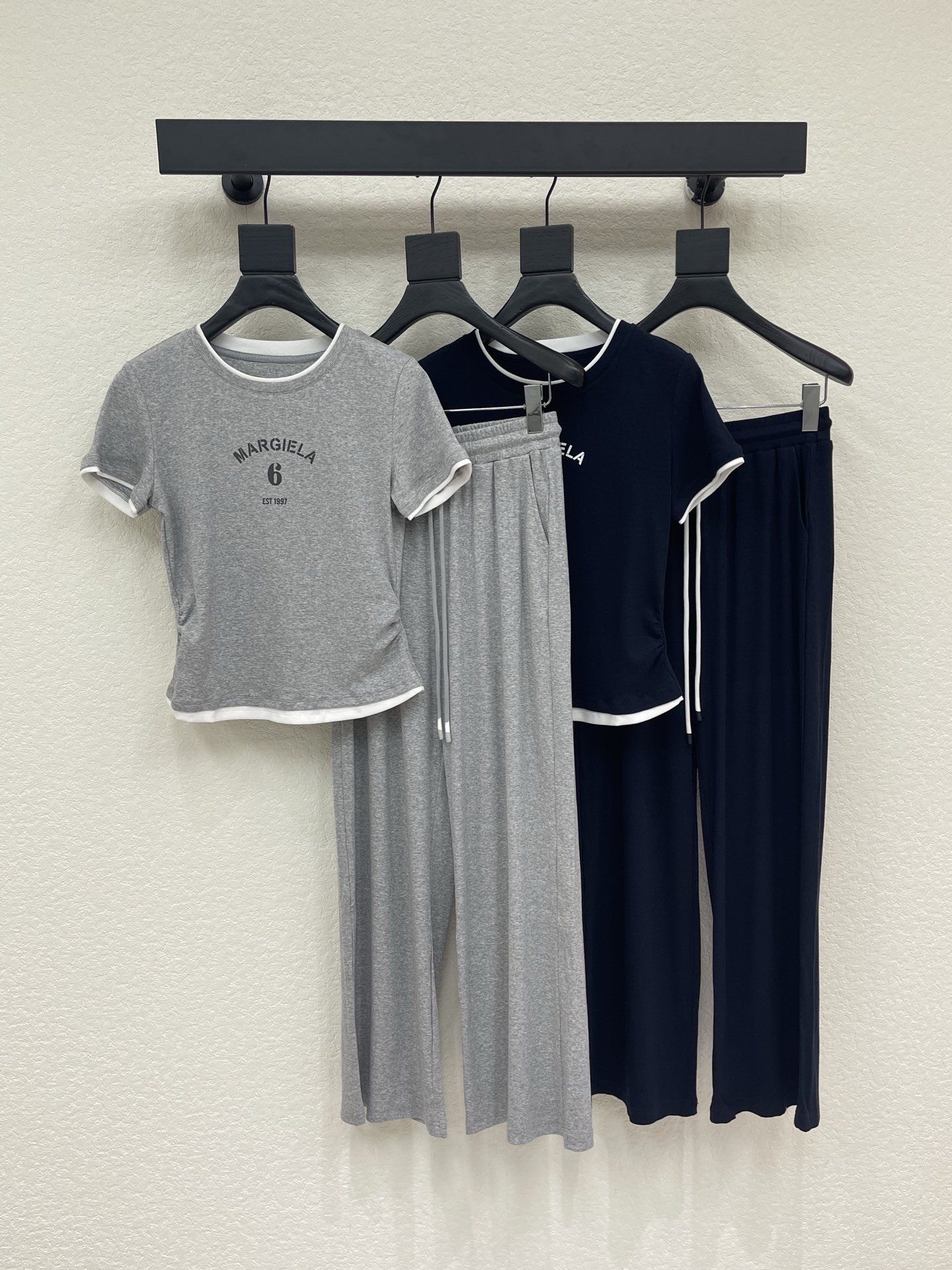 NO:878727,MM6*26 new letter printed short-sleeved casual suit with trousers!  High-end customized pleated slim-fitting T-shirt top, paired with elastic waist trousers. Minimalist style, French elegant and lazy style, casual and fashionable!  The three-dimensional tailoring version can be sweet or salty to reduce the age of the girl. It can be worn in a variety of ways to make the upper body slimmer and taller!  Highly recommended for self-retention!  Imported high-density fabric has a great texture!  The quality of workmanship depends on the details SML, masion margiela, T-shirt, tees, t-shirt,19860909MM6*26新品字母印花短袖搭配长裤休闲套装！ 高端定制褶皱修身T恤上衣,搭配松紧腰长裤 极简主义风法式优雅的慵懒风, 休闲又时髦！ 立体剪裁版版型可甜可盐减龄少女风. 多种穿法百搭上身显瘦又高挑！ 强烈推荐自留款！ 进口高密度面料质感超赞！ 做工品质看细节 SML,,masion margiela,T-shirt,tees，t-shirt,,Women's clothing