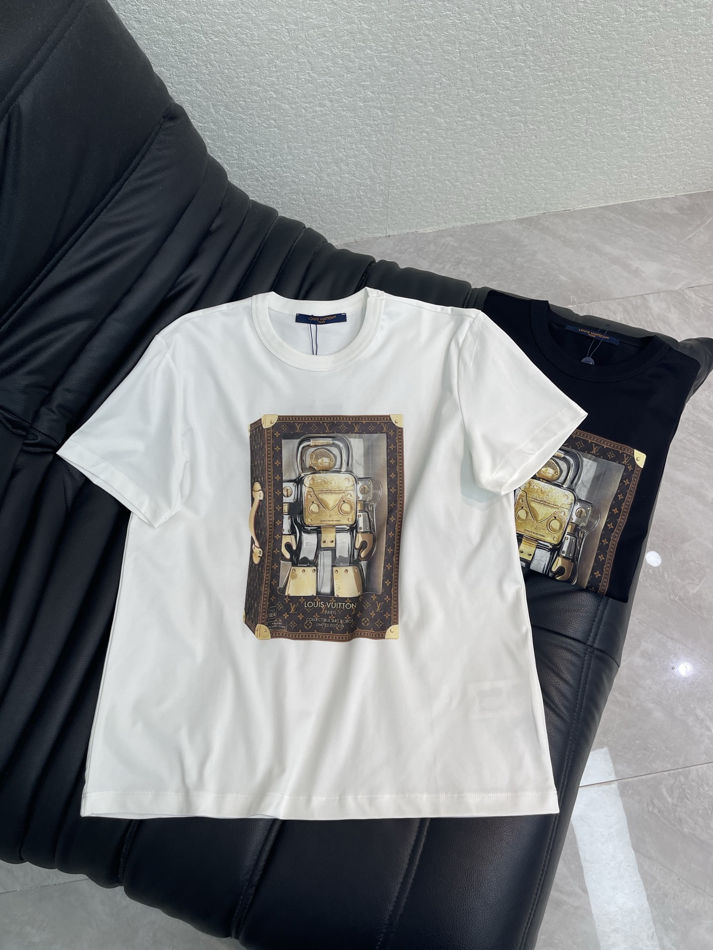 NO:878714,Louis Vuitto*26 new spring and summer retro suitcase robot printed short-sleeved T-shirt Mercerized cotton fabric Loose fit High-density fashionable sports style Every daily wear Playful and age-reducing design elements full of vitality High quality Size SML, Louis Vuitton, T-shirt, tees, t-shirt,19860909Louis Vuitto*26春夏新款复古行李箱机器人印花短袖T恤 丝光棉面料 宽松版型 高密度时髦运动风 每个日常的穿搭 俏皮减龄充满元气的设计元素 高品质 尺码SML,,louis vuitton,T-shirt,tees，t-shirt,,Women's clothing
