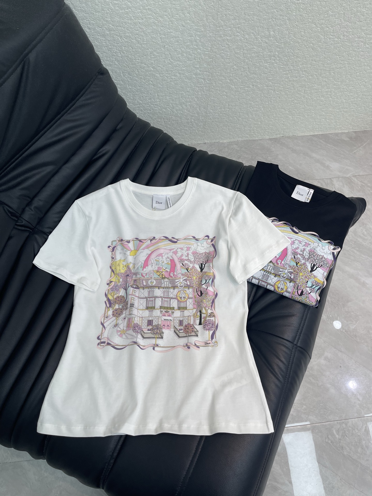 NO:878715,Dio*26 new spring and summer new dream castle bag printed short-sleeved T-shirt. Pure cotton fabric. High-density fashionable sports style. Every daily wear. Playful and age-reducing design elements full of vitality. High quality. Sizes SML, dior, T-shirt, tees, t-shirt,19860909Dio*26春夏新款梦幻城堡包包印花短袖T恤 纯棉面料 高密度时髦运动风 每个日常的穿搭 俏皮减龄充满元气的设计元素 高品质 尺码SML,,dior,T-shirt,tees，t-shirt,,Women's clothing