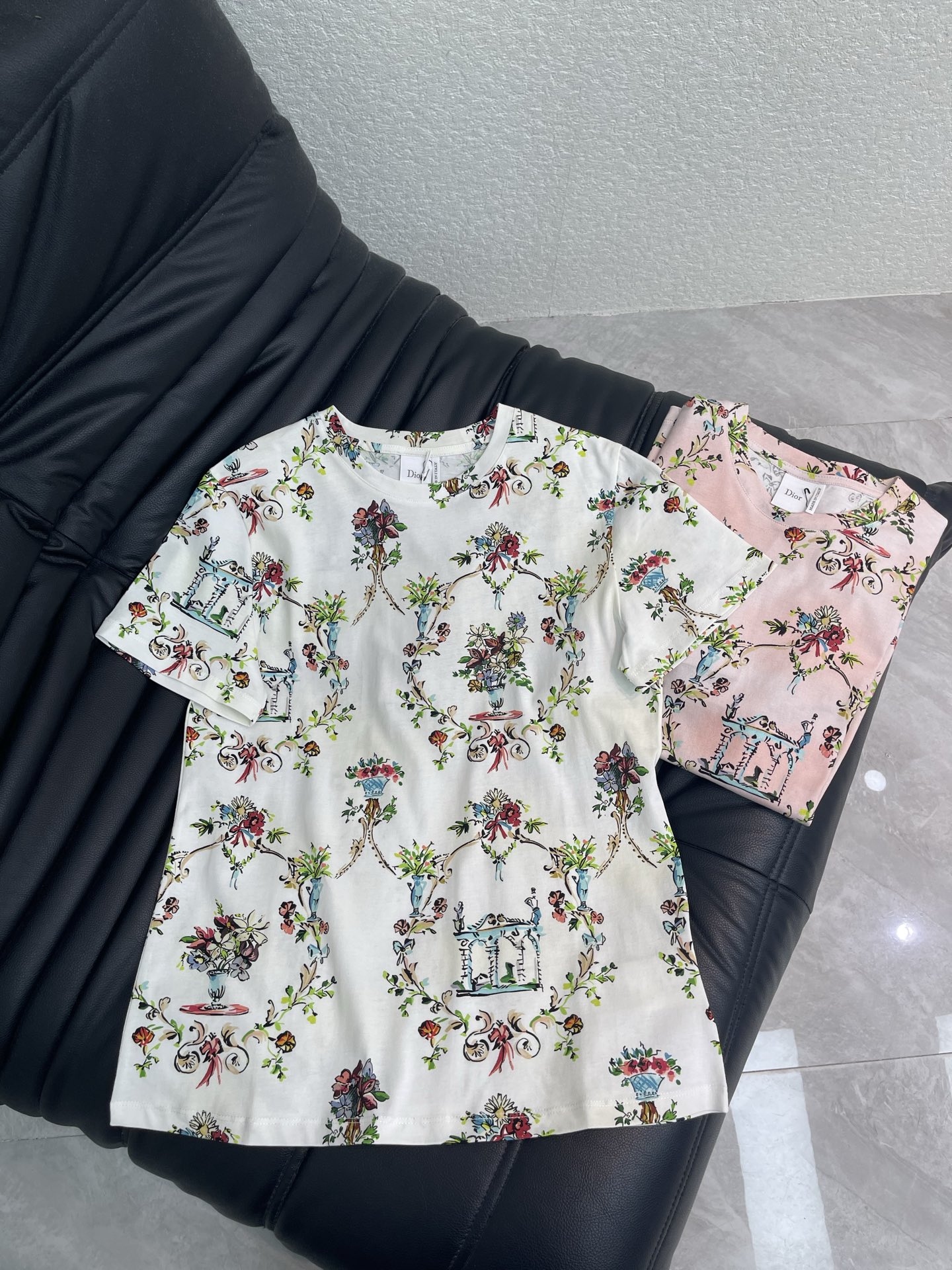 NO:878712,Dio*26 new spring and summer active retro floral short-sleeved T-shirt!  Customized high-weight cotton material with fine texture, comfortable and breathable. Vintage floral prints are used all over the body. Matches vases, bouquets and architectural elements. Full of French elegance. Simple and elegant design. Super comfortable for daily wear. The classic round neck accommodates a variety of body shapes and can be easily matched with jeans or casual pants. It is fashionable and practical!  Two-color SML,,dior,jeans,T-shirt,tees,t-shirt,19860909Dio*26春夏新款活性复古花卉短袖T恤！定制高克重全棉材质 质感细腻 舒适透气 全身采用复古花卉印花 搭配花瓶、花束和建筑元素 法式优雅感满满 简约大方的设计 日常穿着超舒适 经典圆领包容多种身材,轻松搭配牛仔裤或休闲裤,时尚又实用！两色SML,,dior,jeans,T-shirt,tees，t-shirt,,Women's clothing